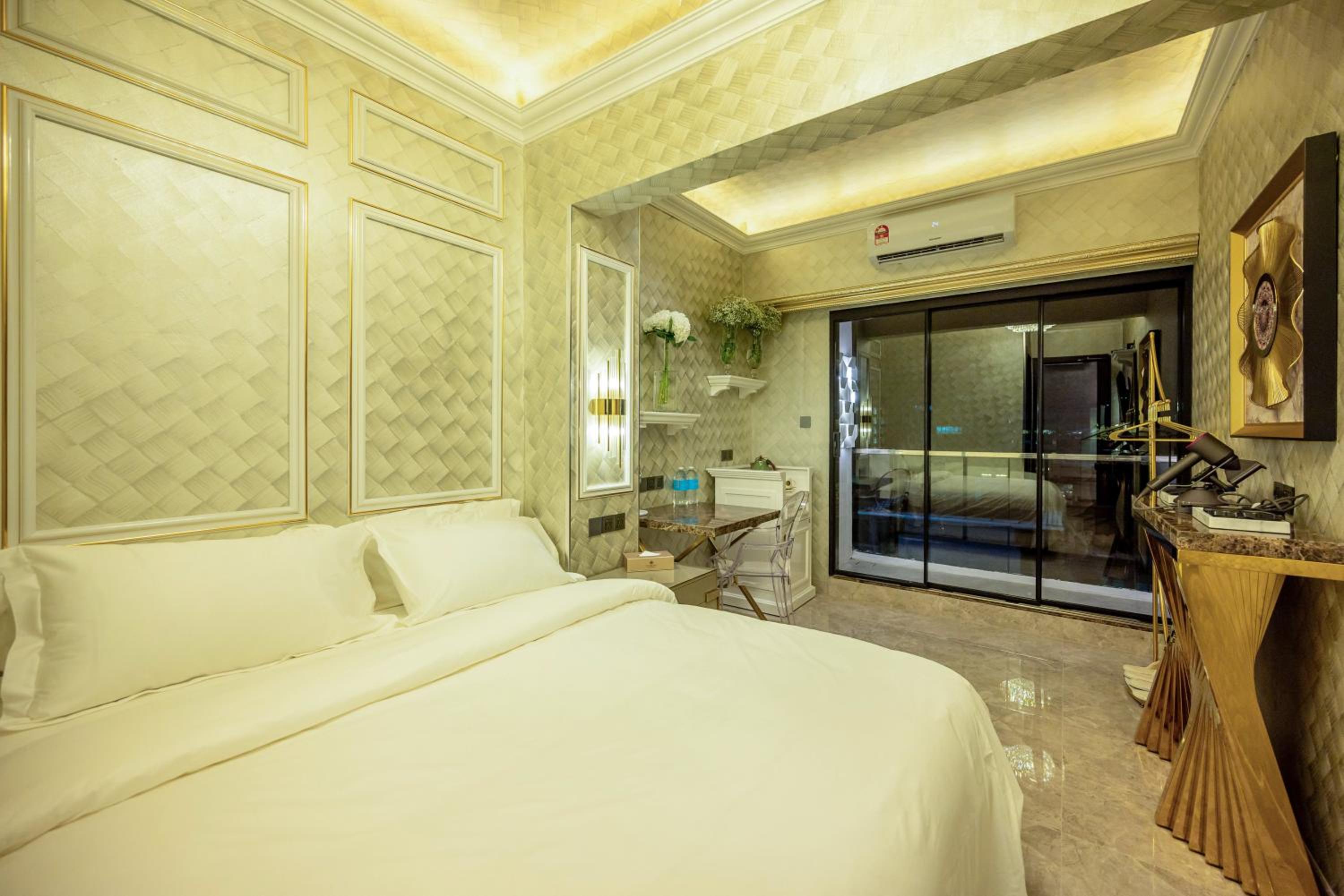 King Room with Balcony - Photo 29