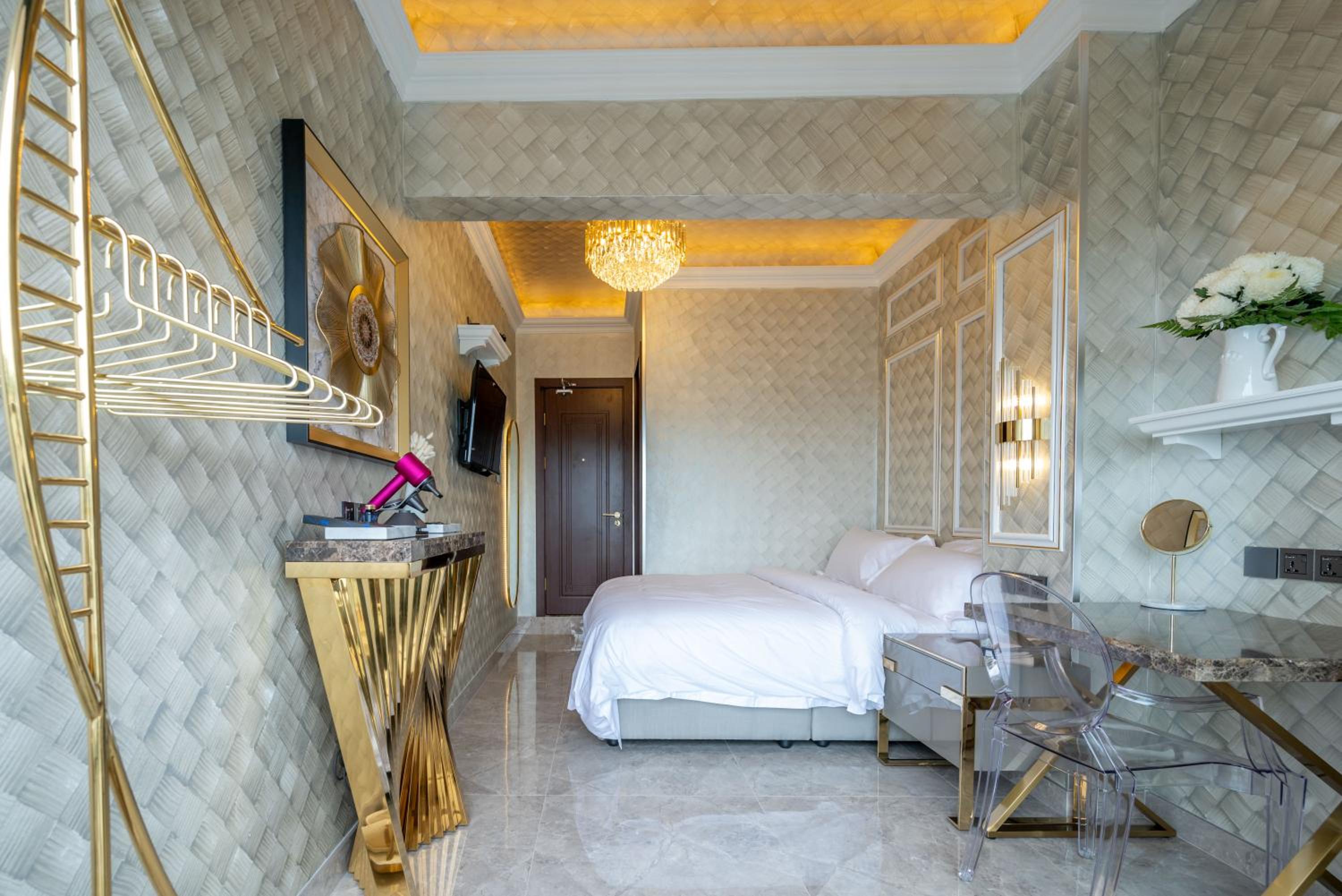 King Room with Balcony - Photo 8