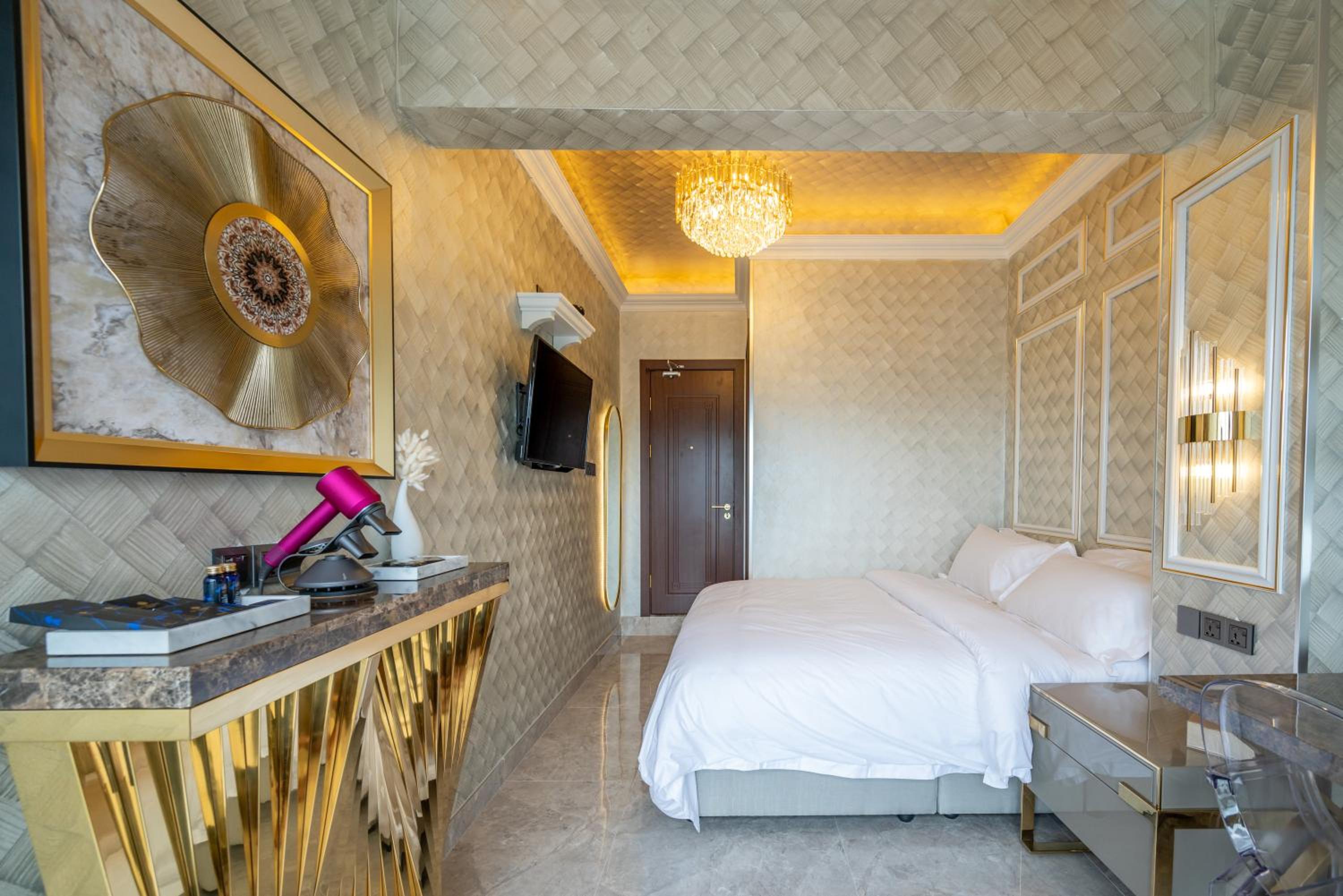 King Room with Balcony - Photo 11