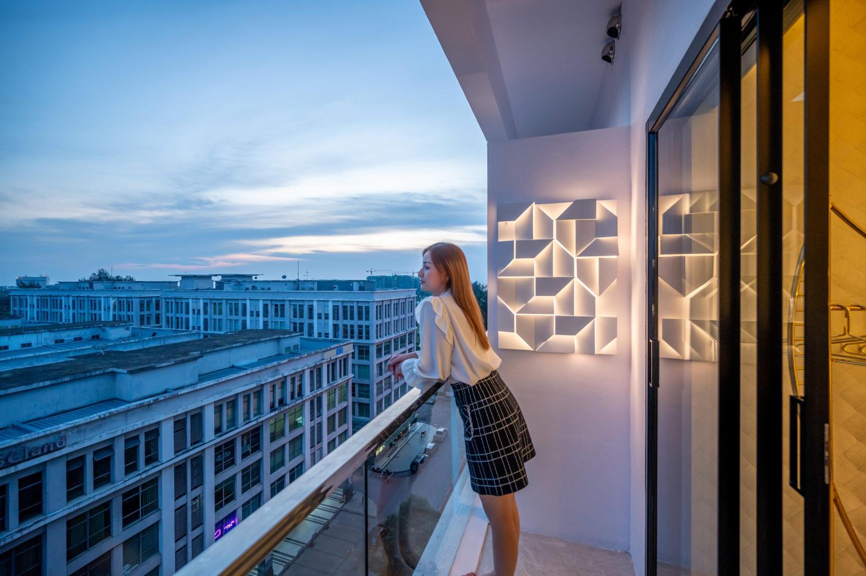 King Room with Balcony - Photo 23