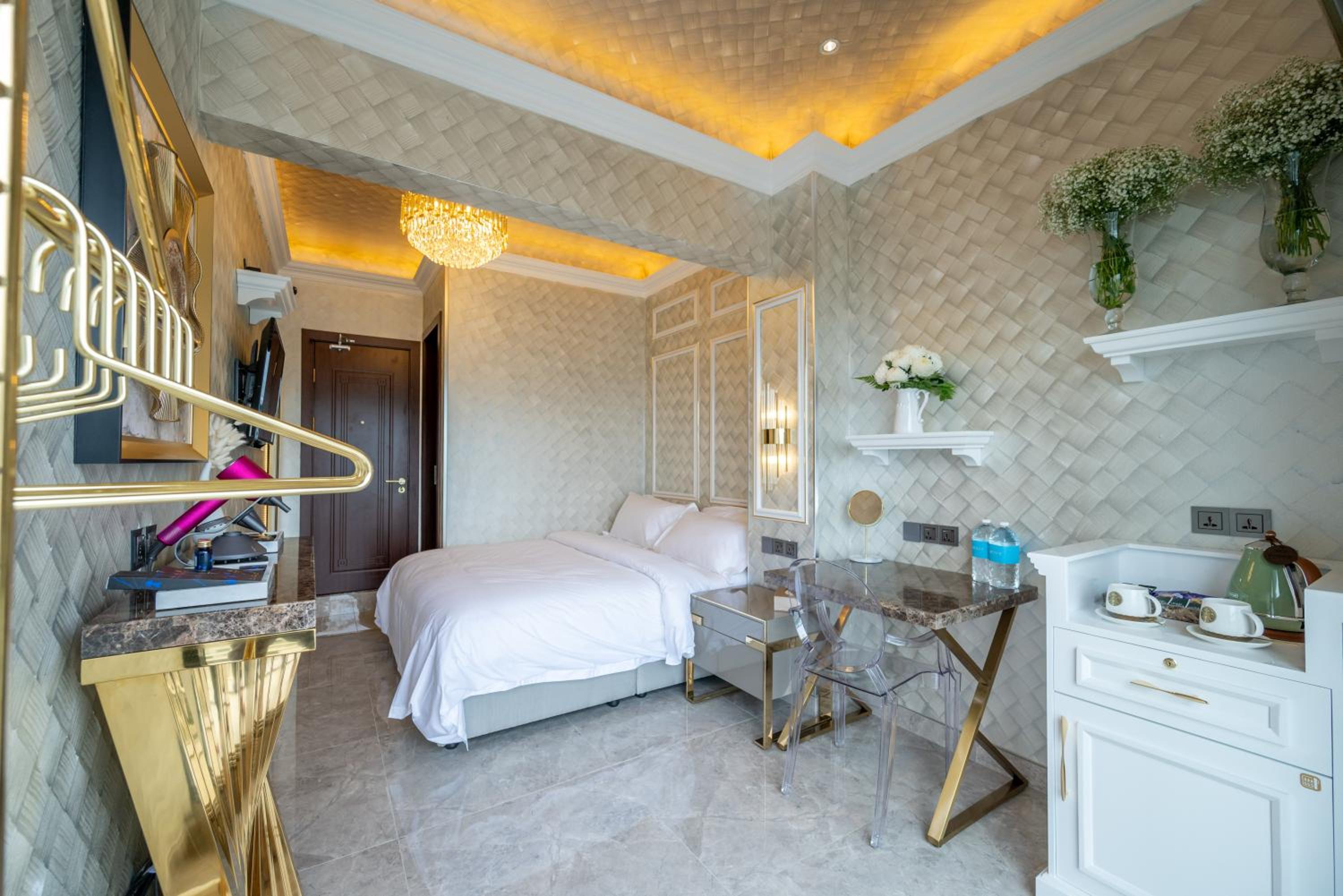 King Room with Balcony - Photo 5