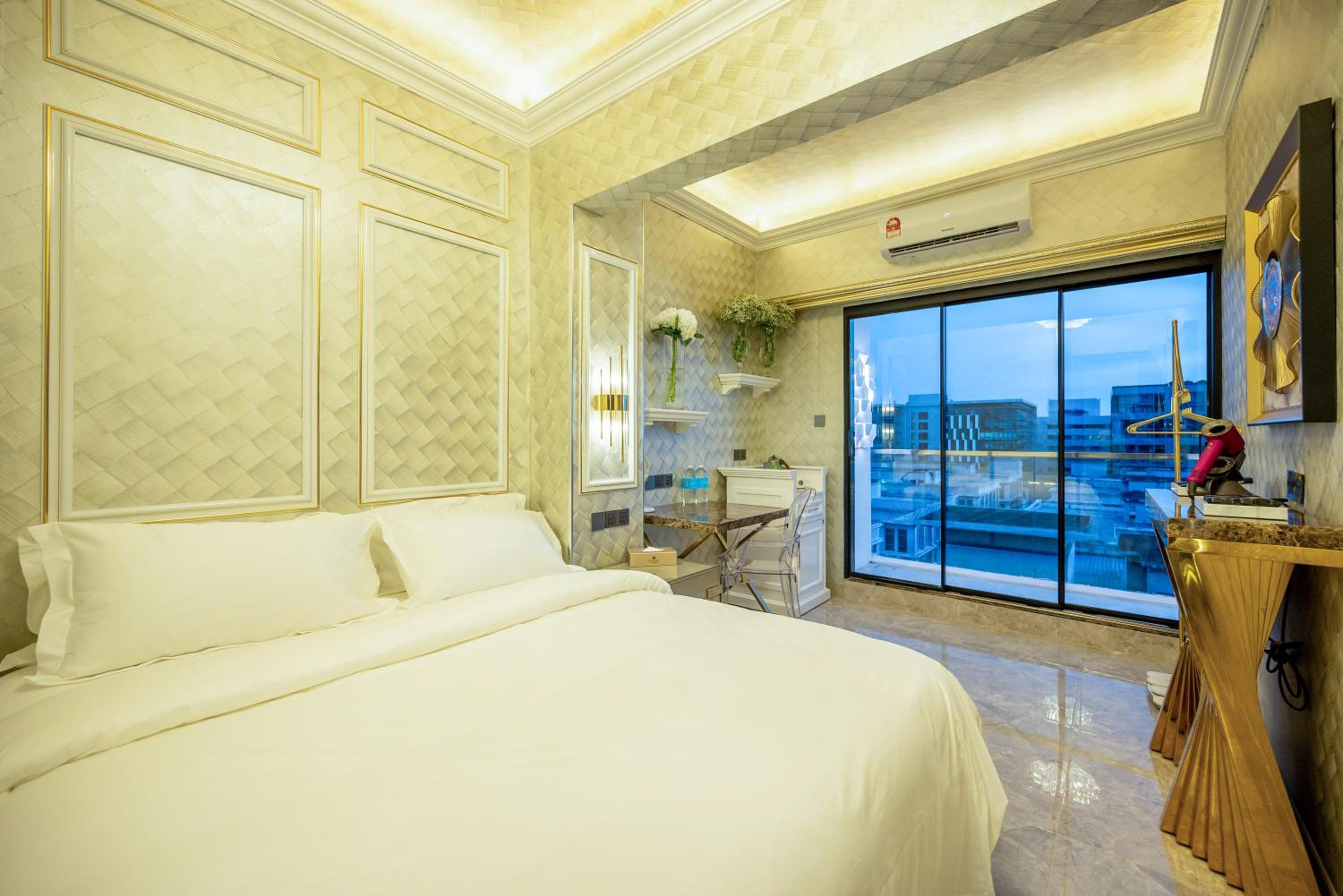King Room with Balcony - Photo 20