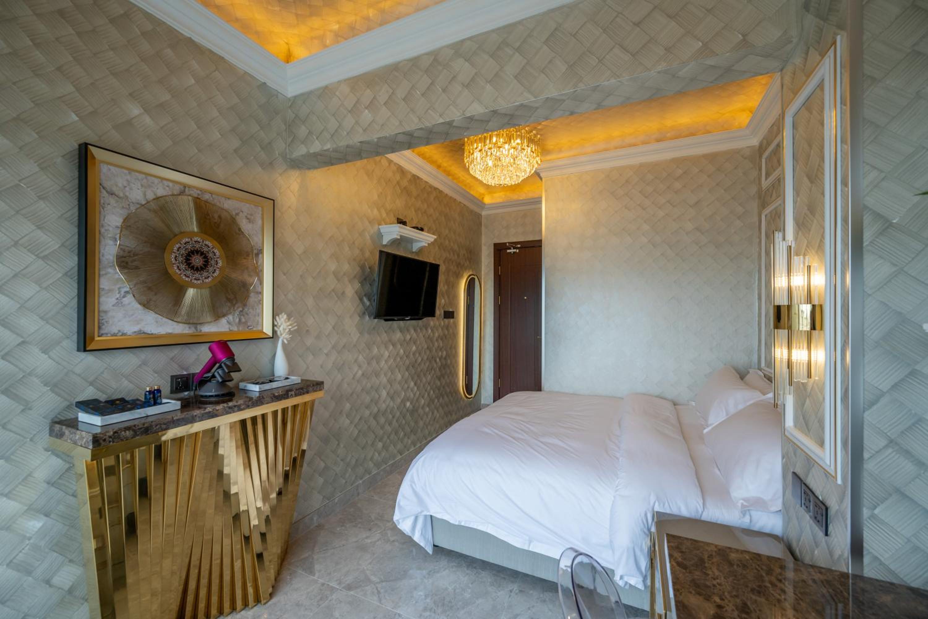 King Room with Balcony - Photo 7