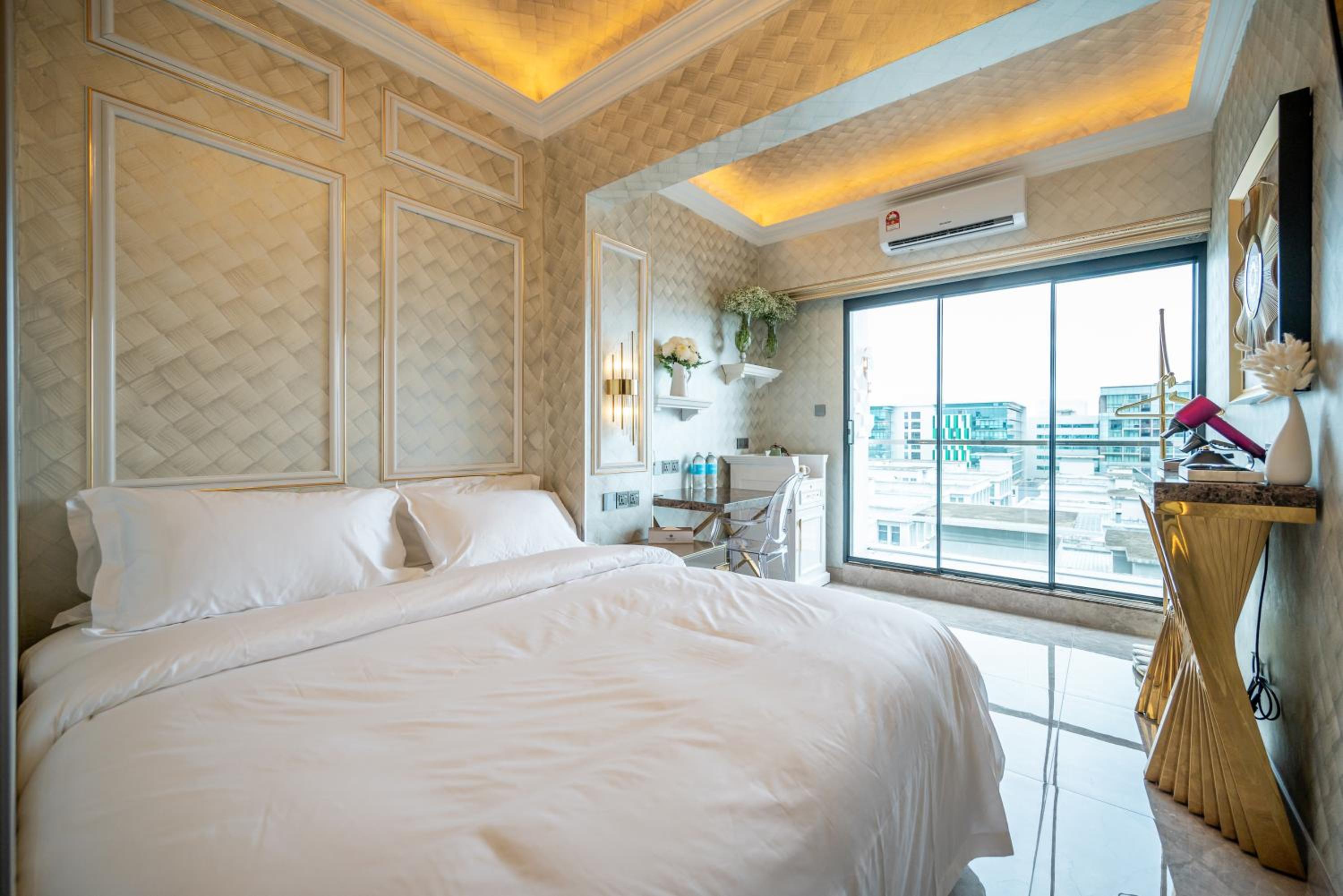 King Room with Balcony - Photo 6