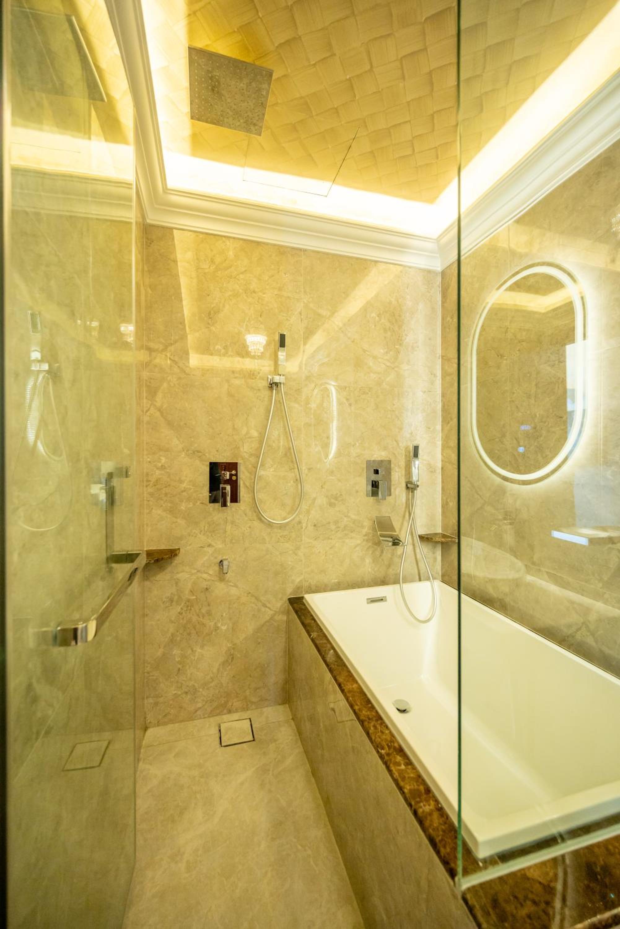 King Room with Balcony - Photo 16