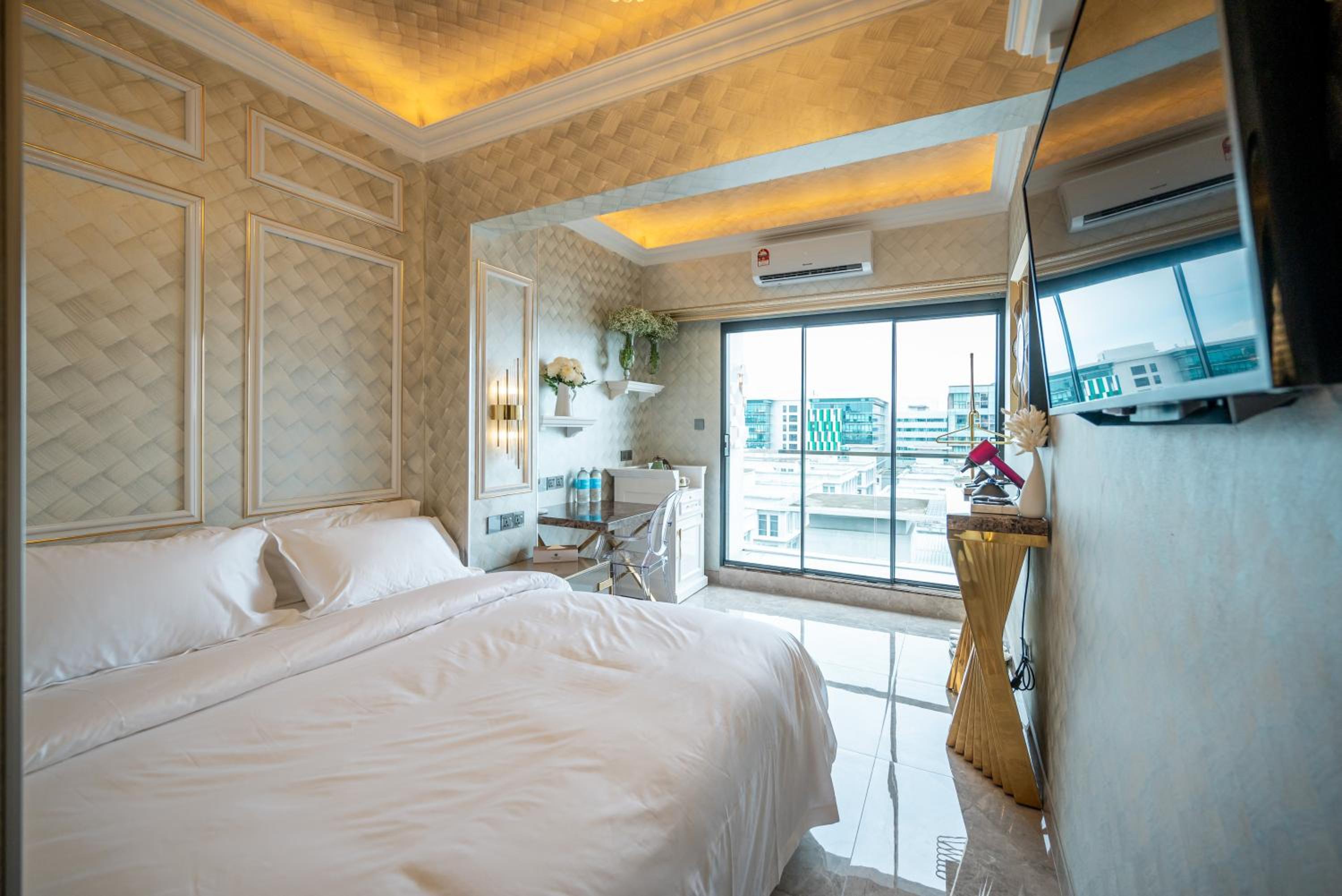 King Room with Balcony - Photo 4