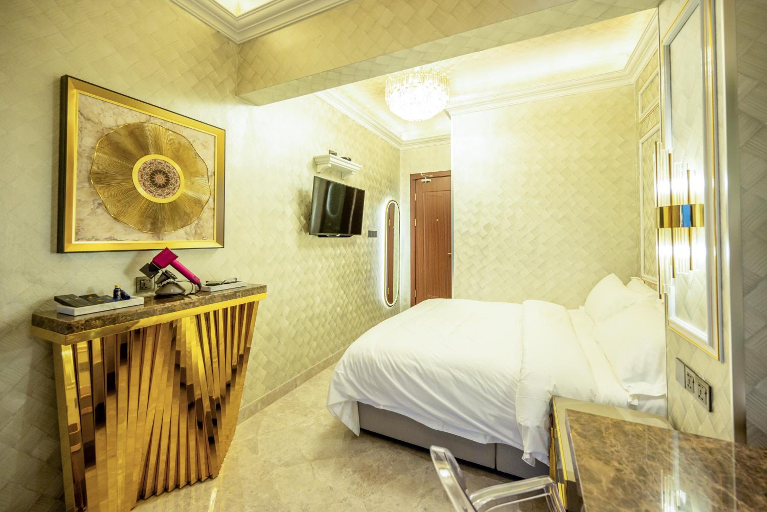 King Room with Balcony - Photo 31