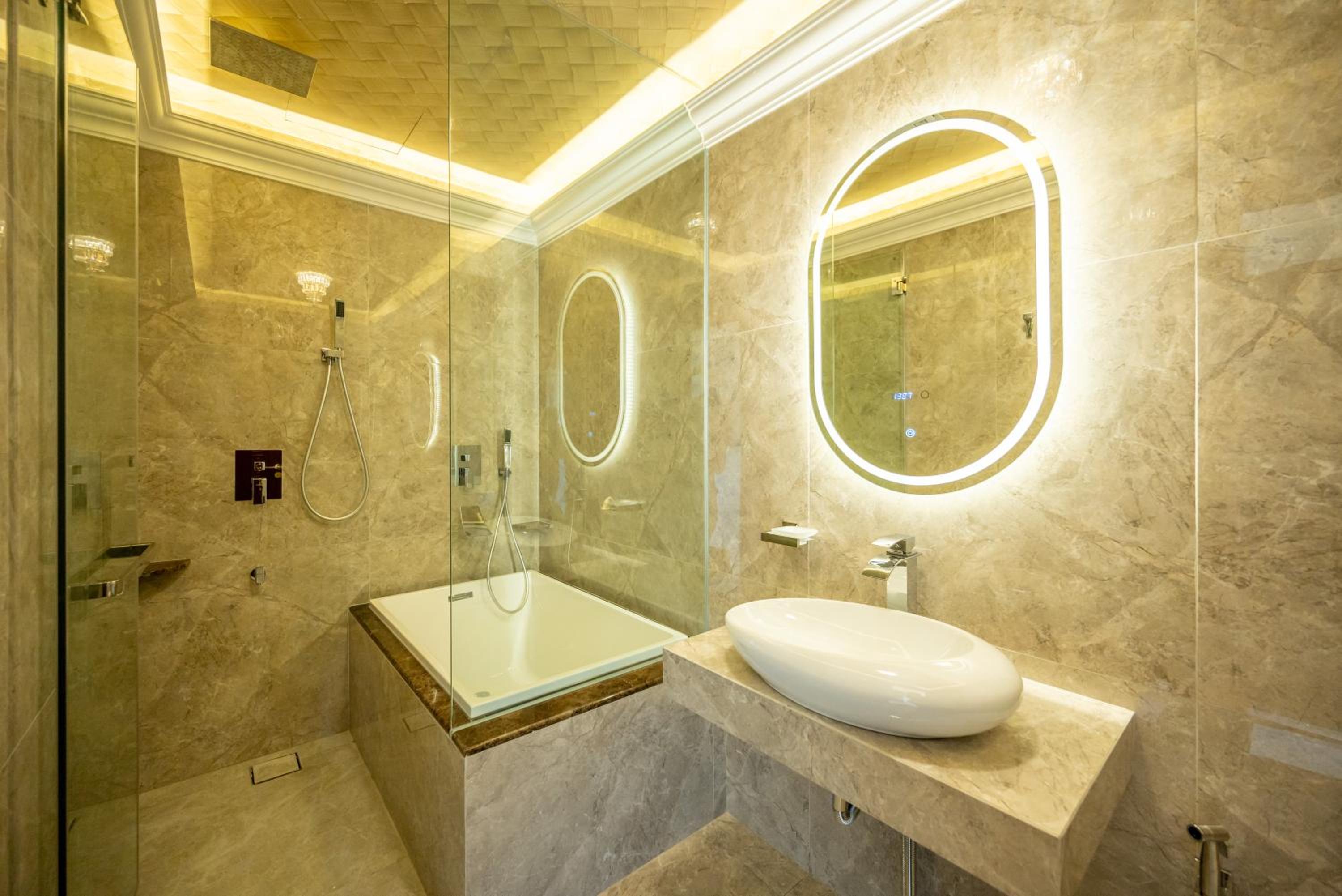 King Room with Balcony - Photo 14