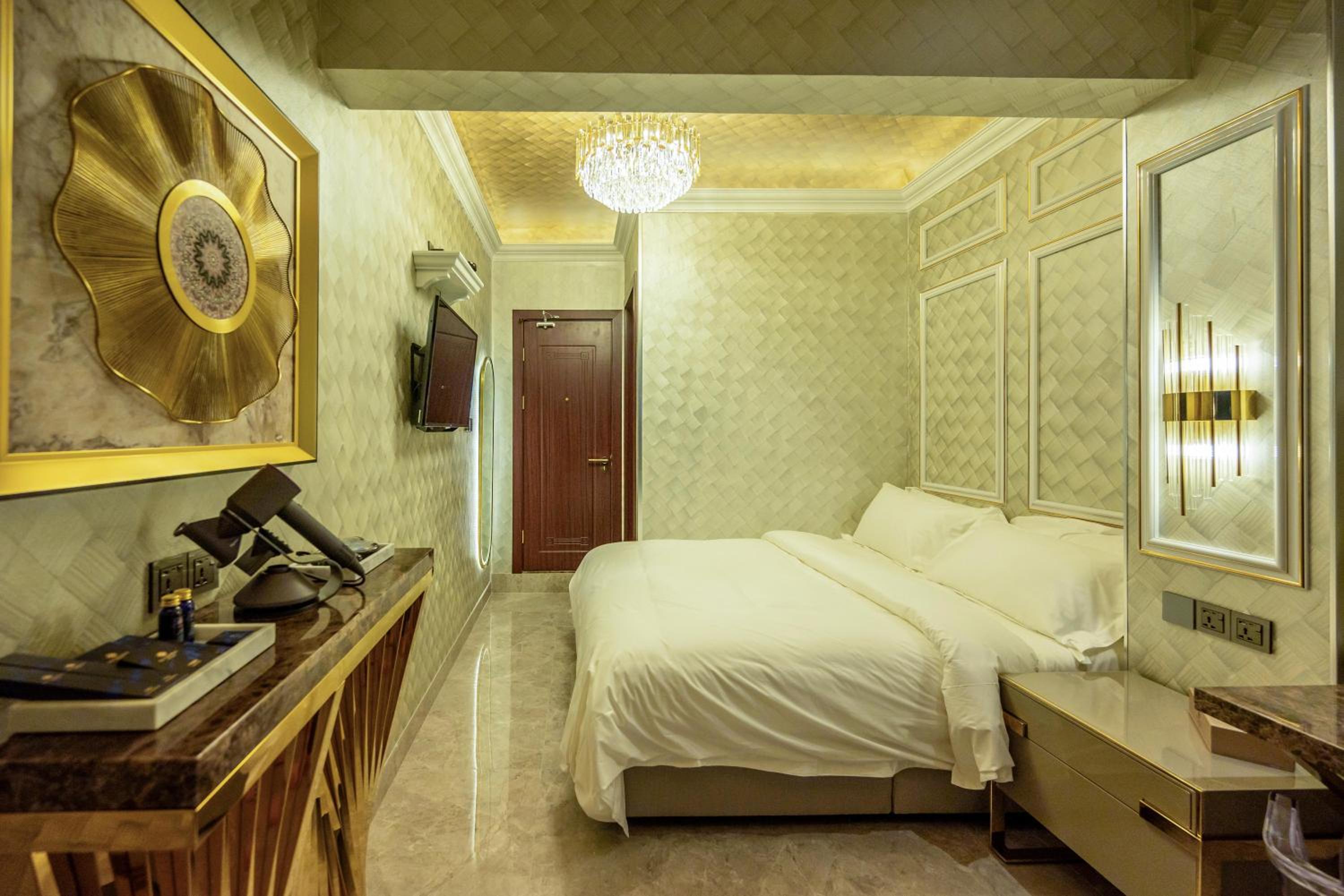 King Room with Balcony - Photo 28