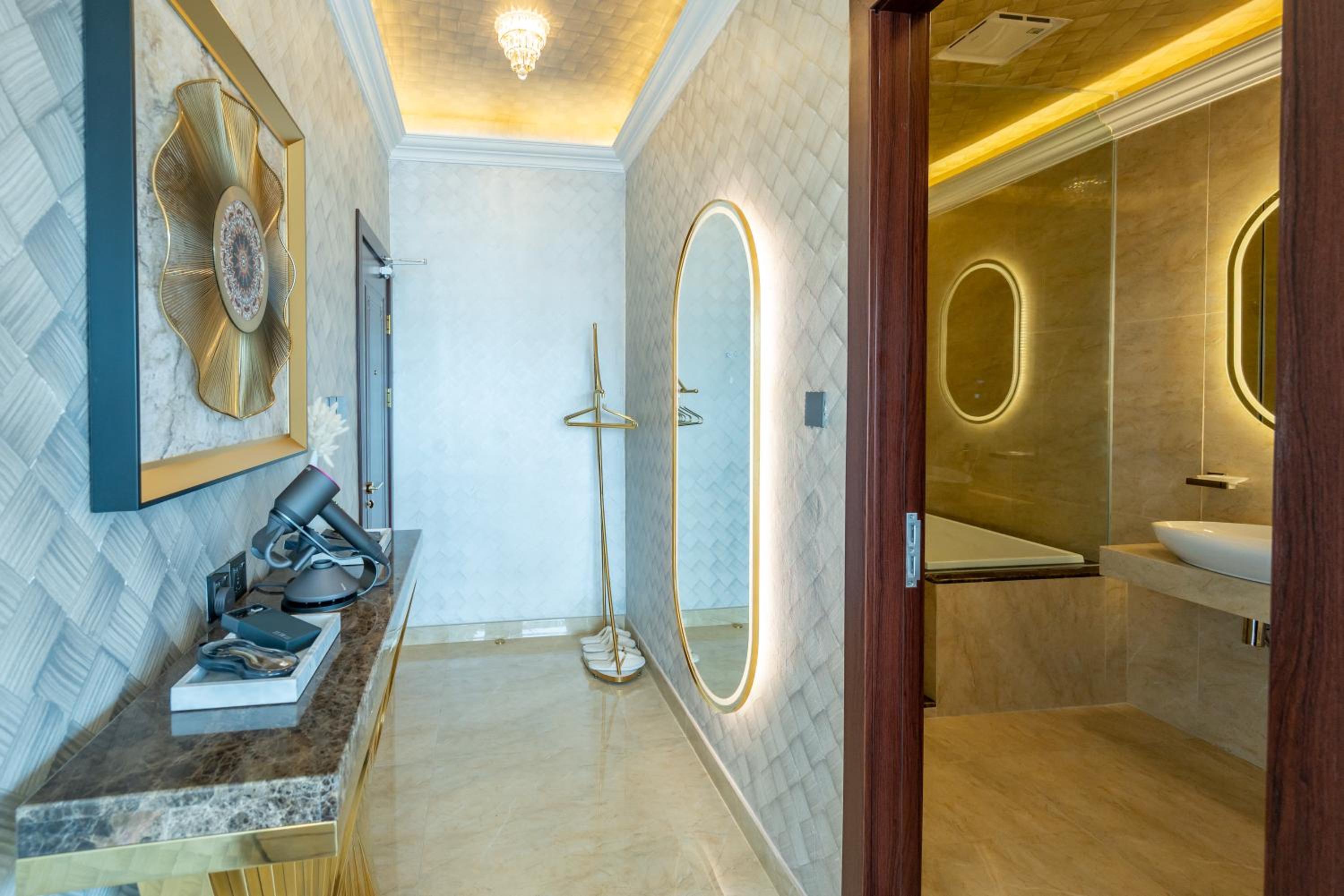 Deluxe King Room - Photo 22