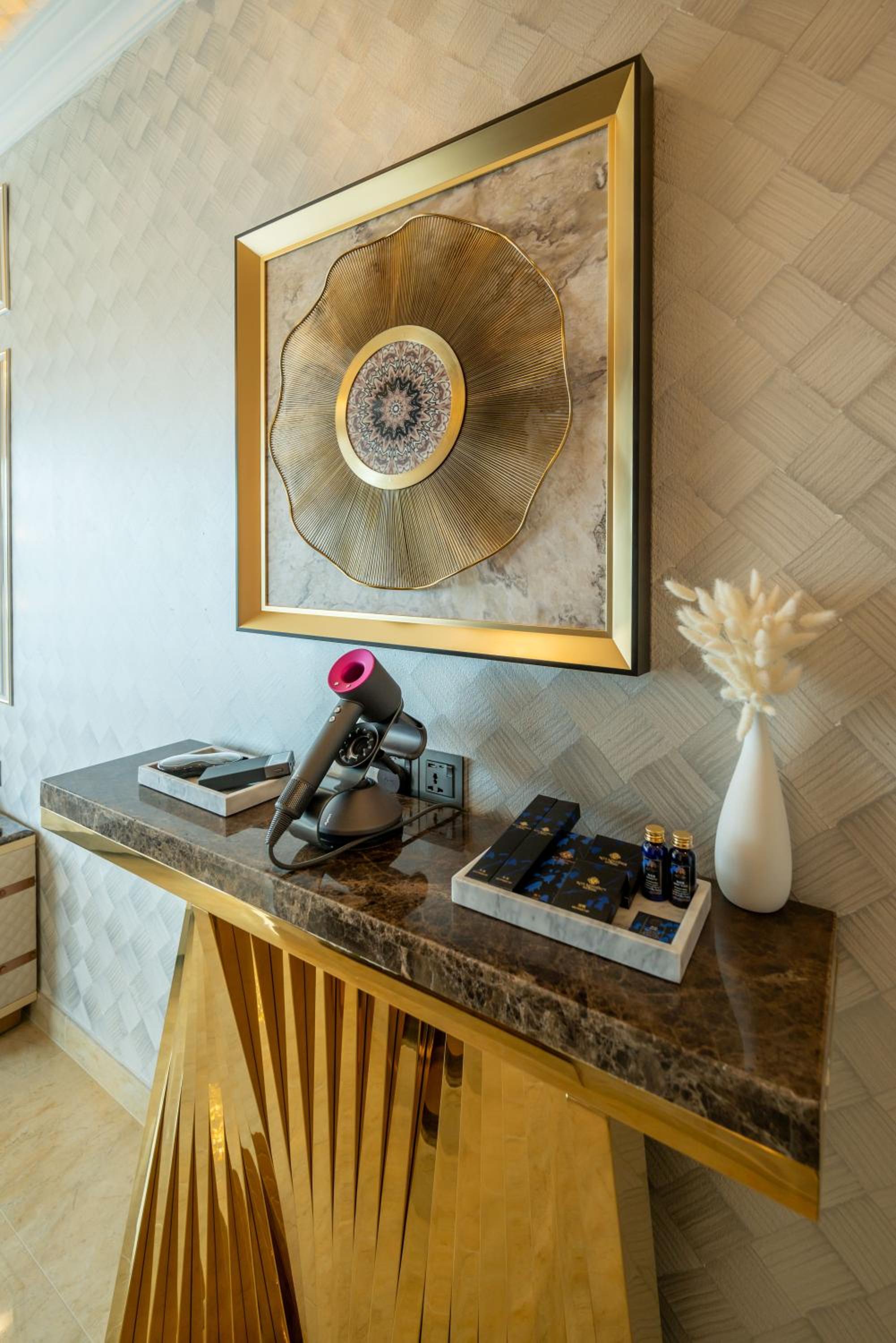 Deluxe King Room - Photo 21