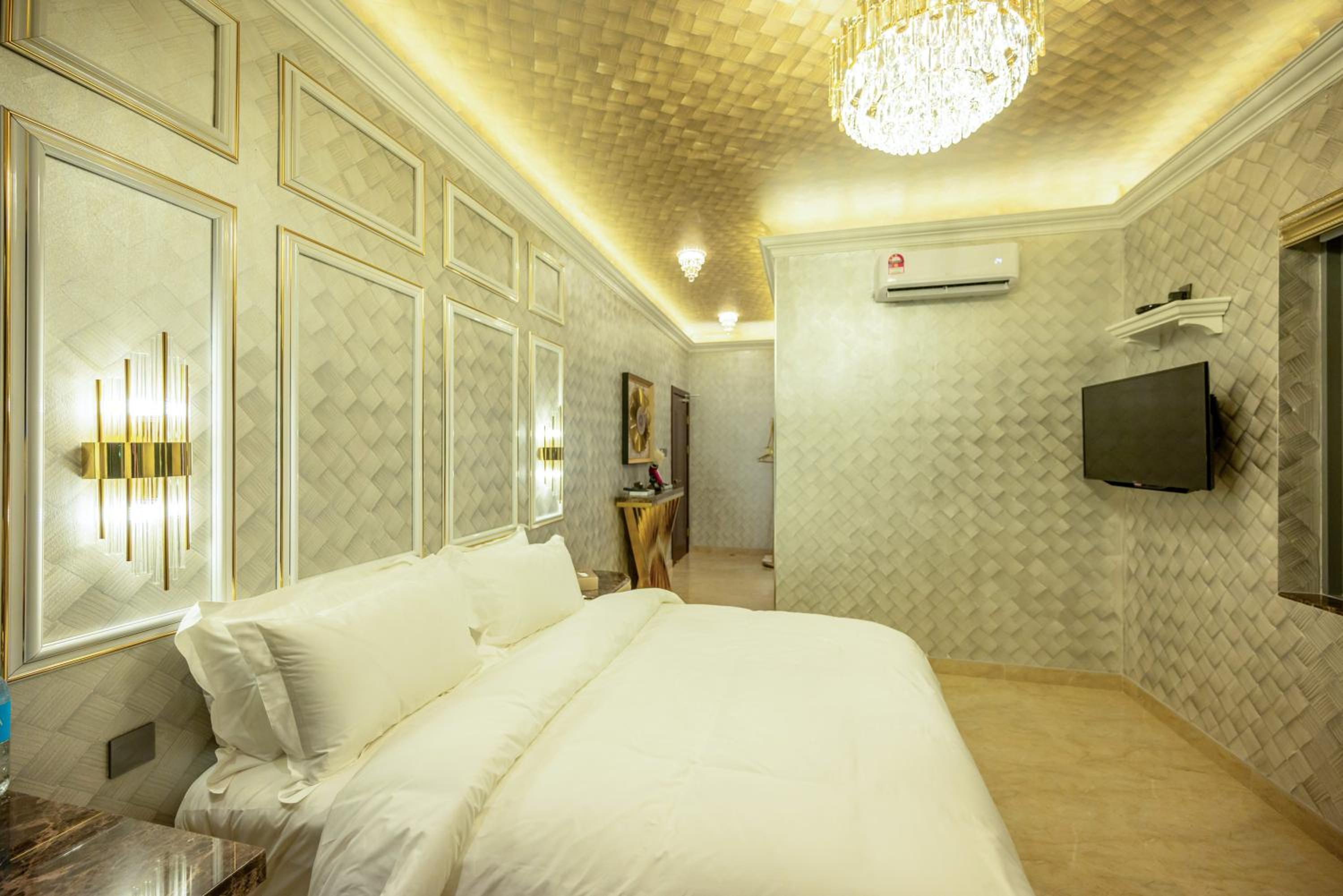 Deluxe King Room - Photo 7