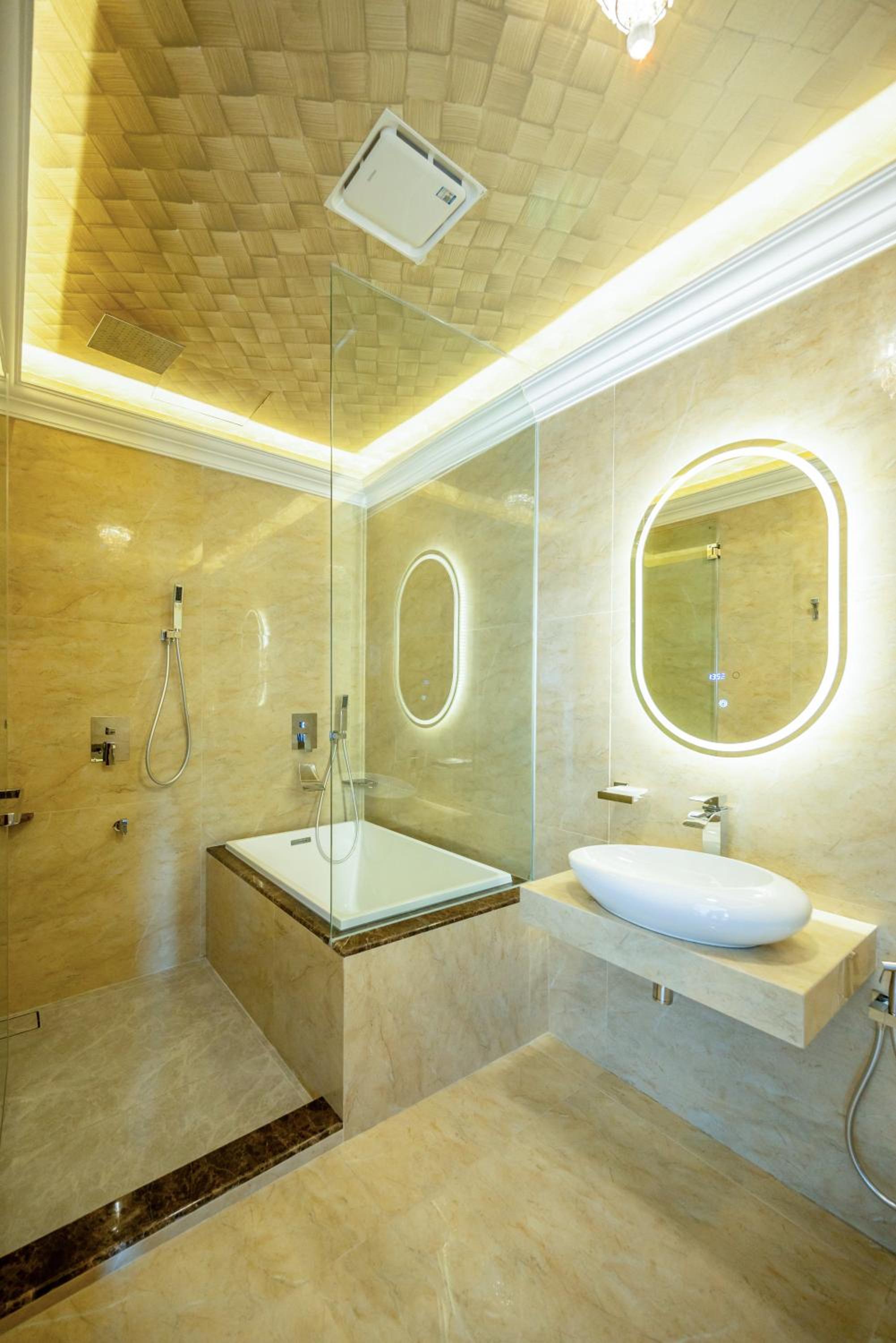Deluxe King Room - Photo 10