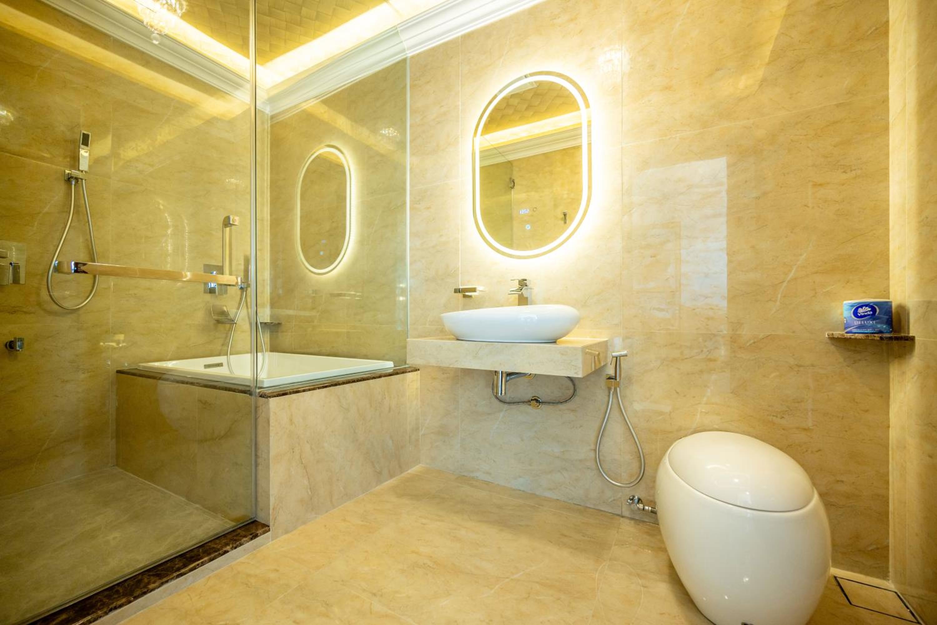 Deluxe King Room - Photo 9