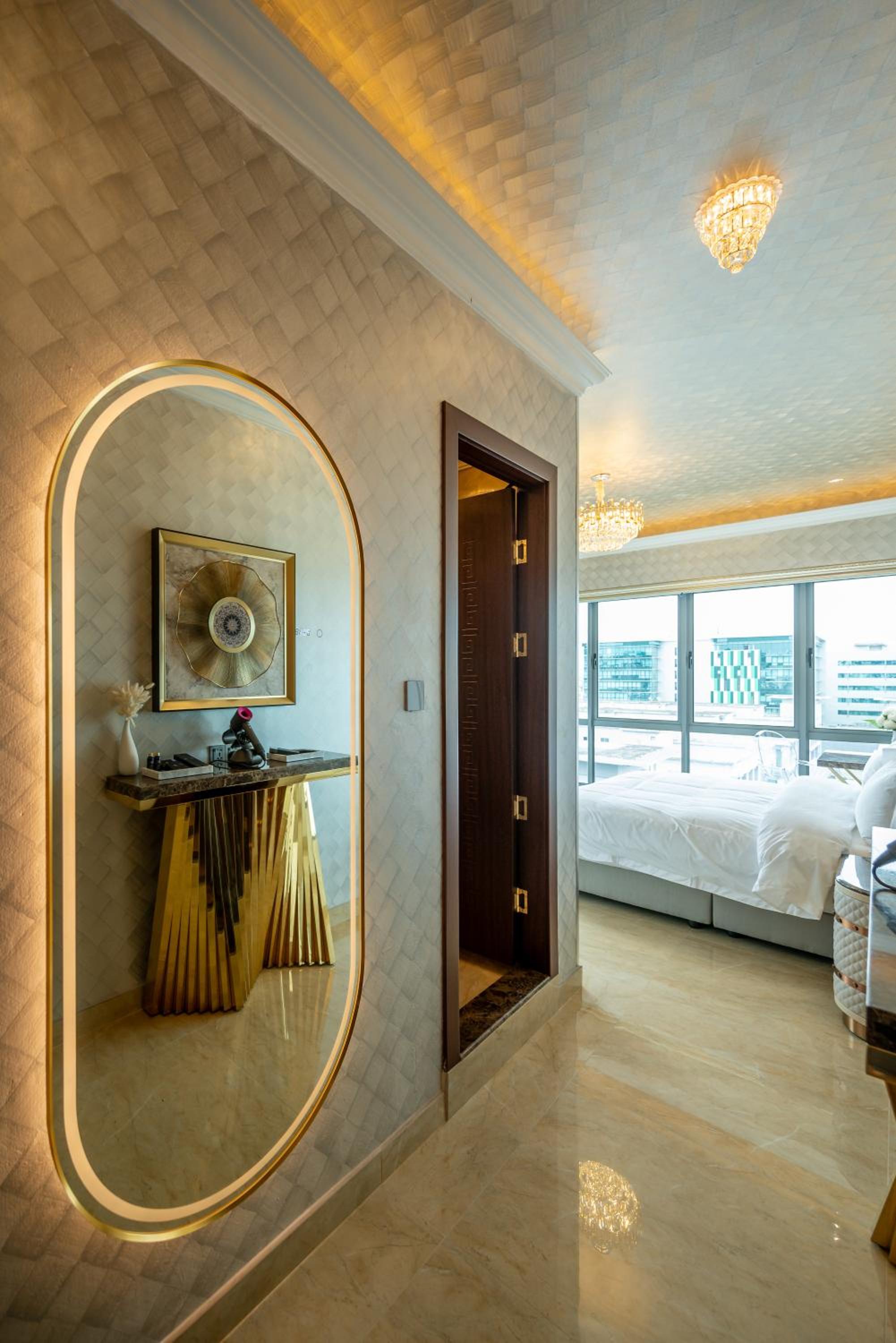 Deluxe King Room - Photo 24