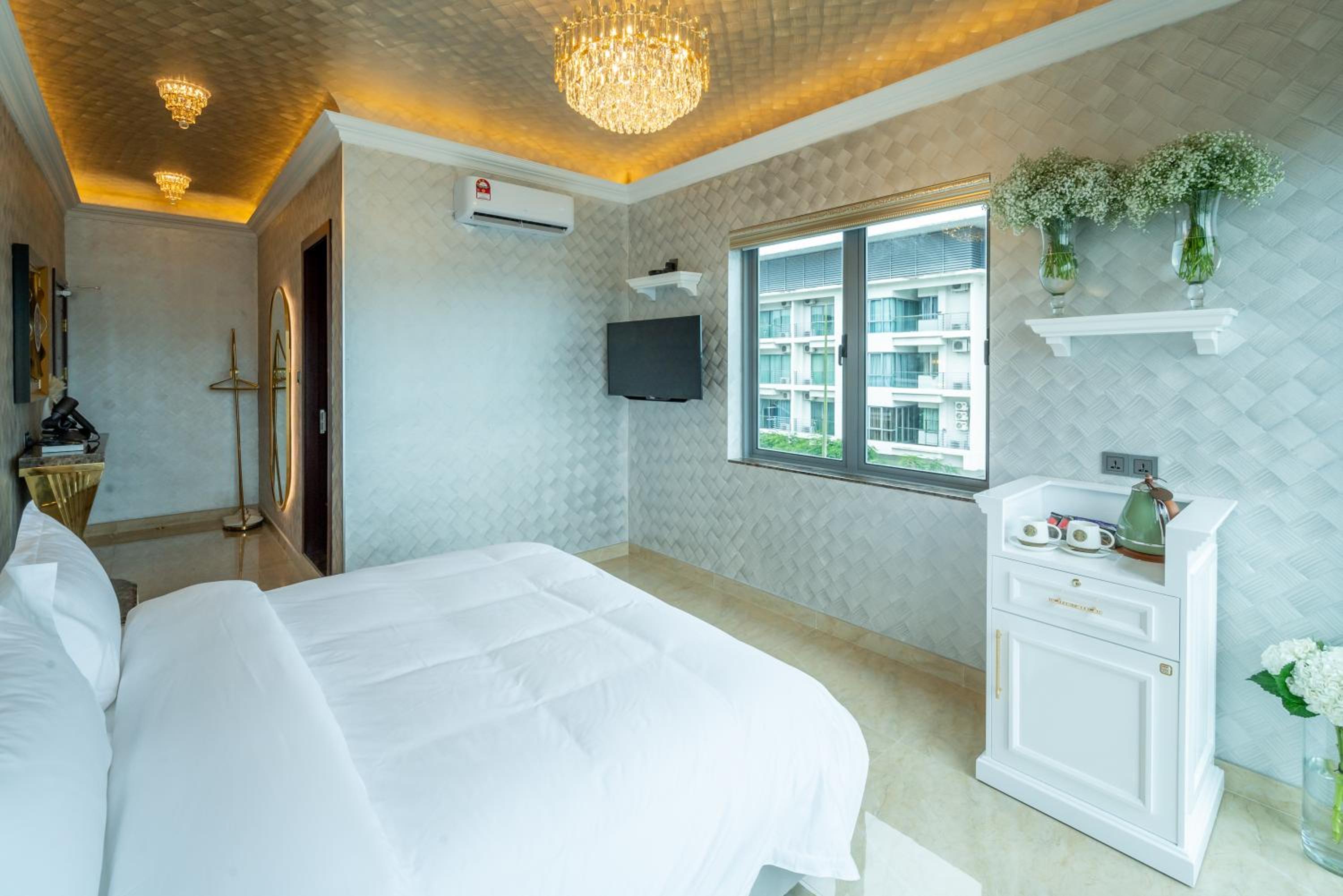 Deluxe King Room - Photo 12