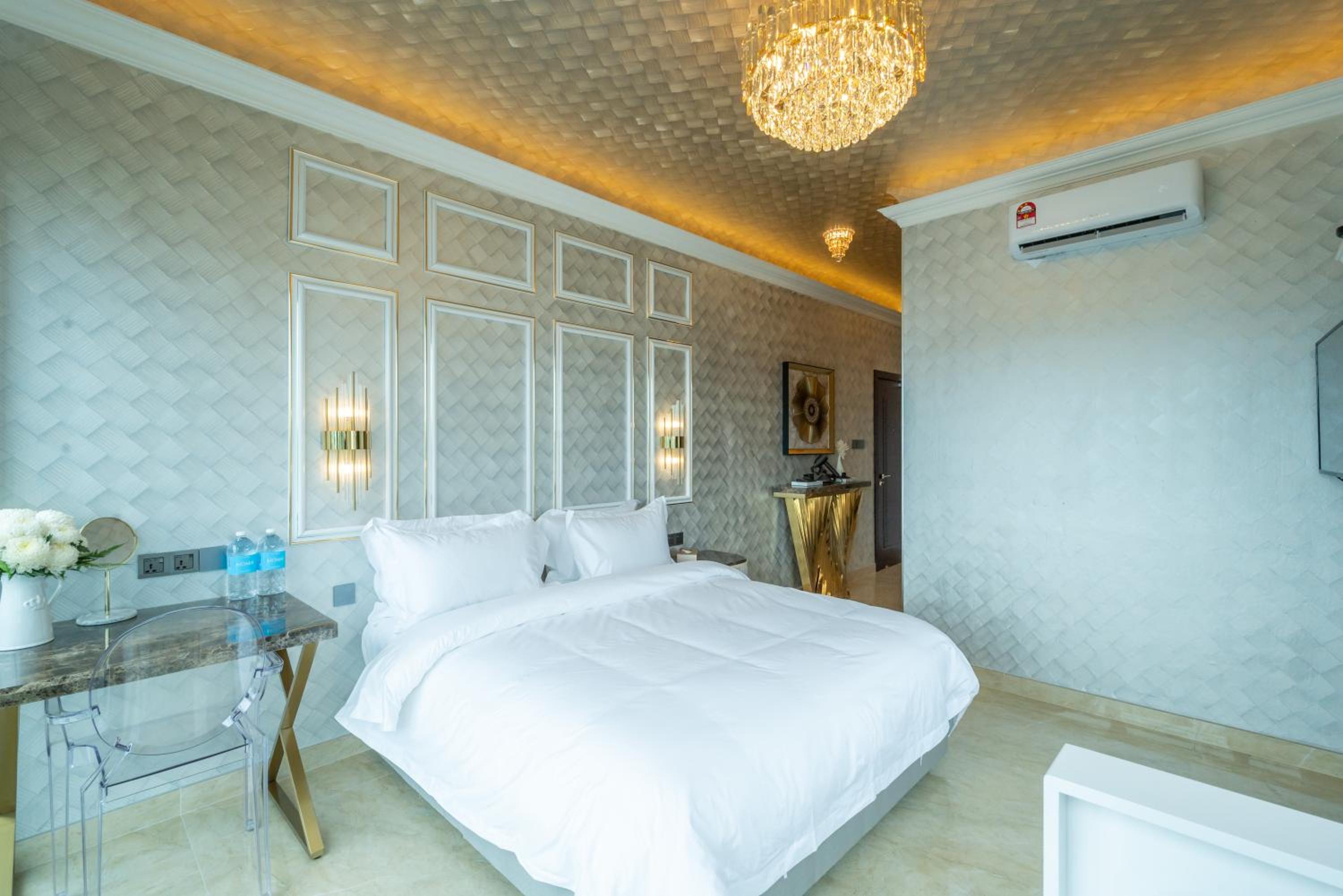 Deluxe King Room - Photo 16
