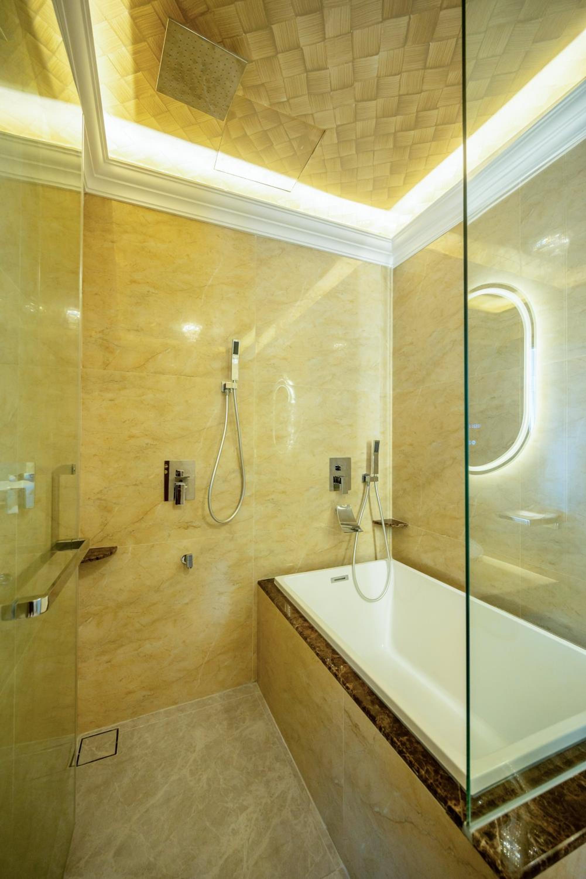 Deluxe King Room - Photo 11