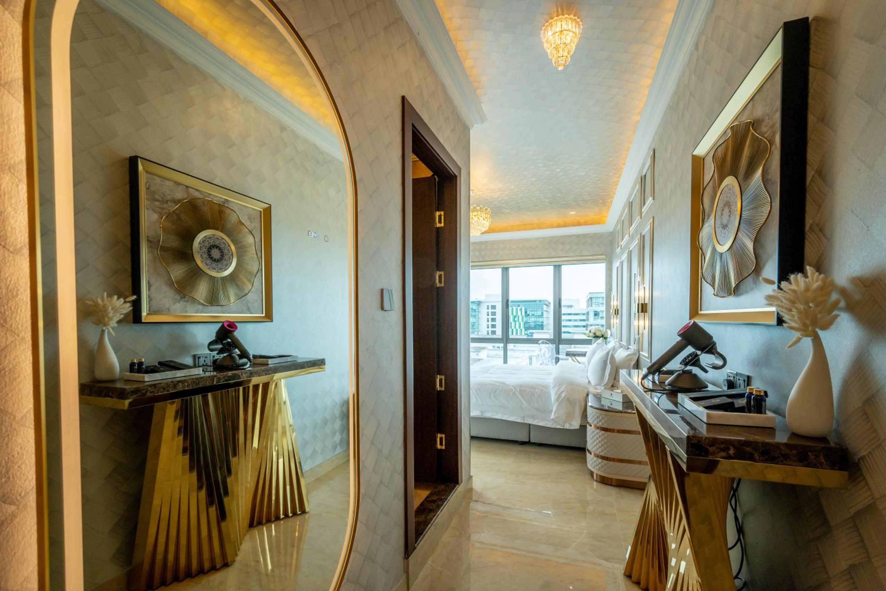 Deluxe King Room - Photo 14