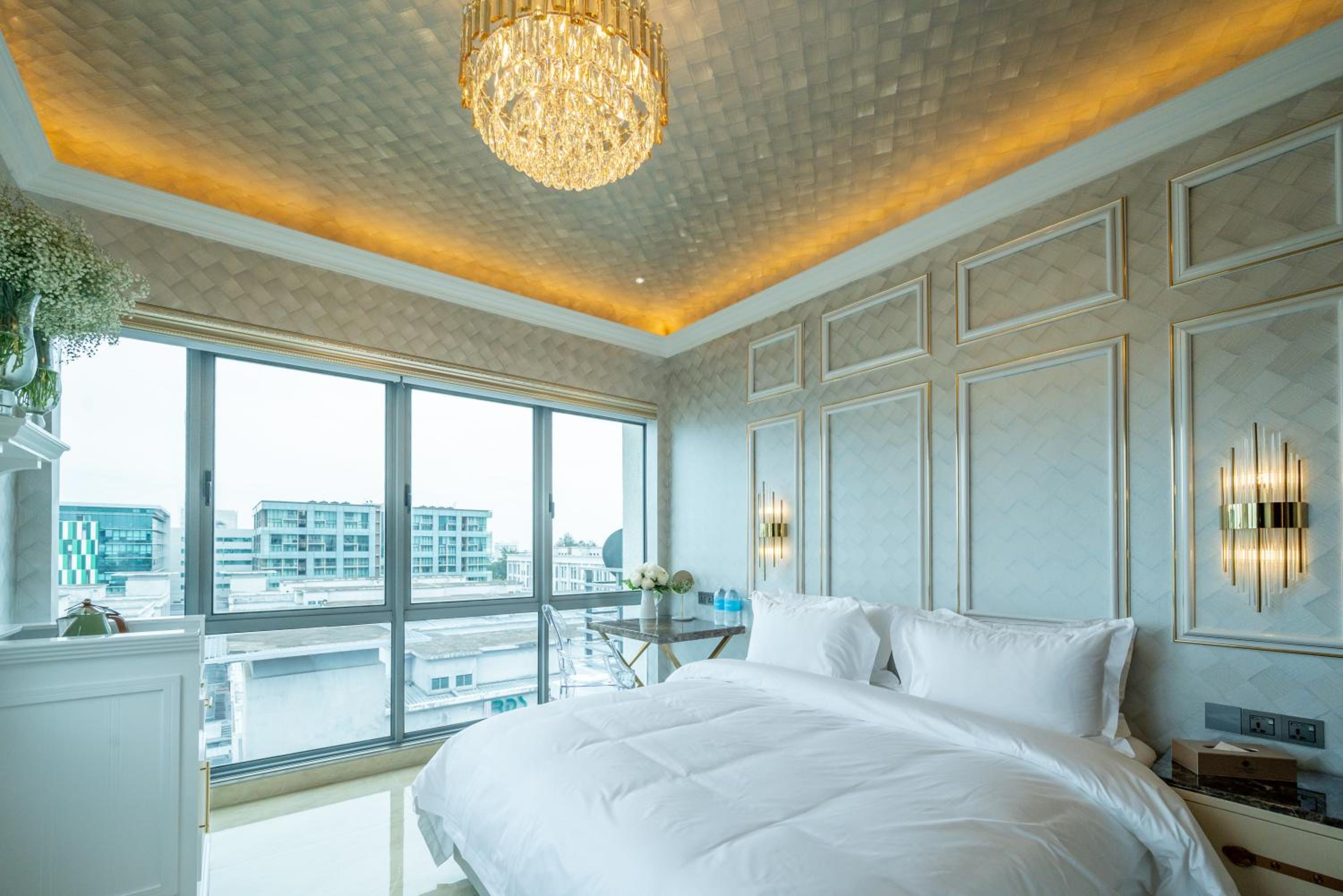 Deluxe King Room - Photo 15