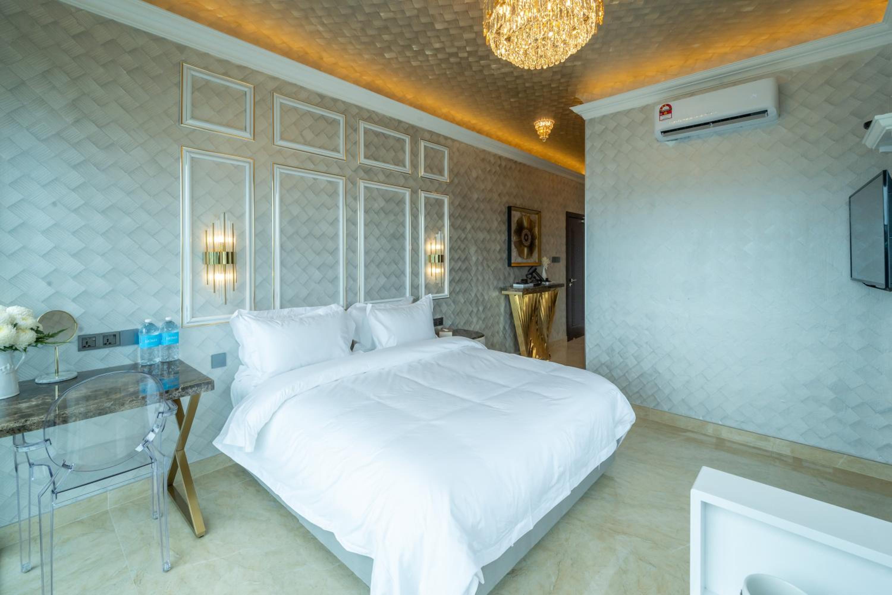 Deluxe King Room - Photo 13