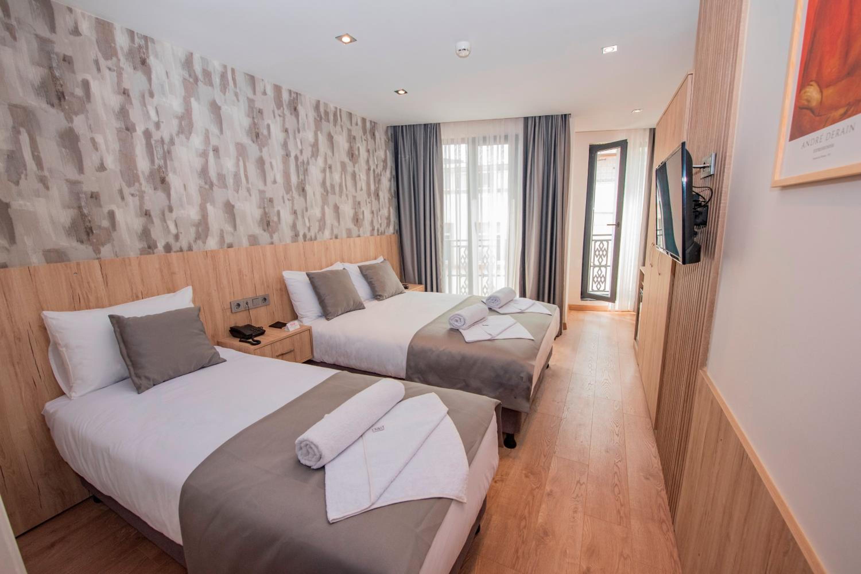 Superior Triple Room photo 3