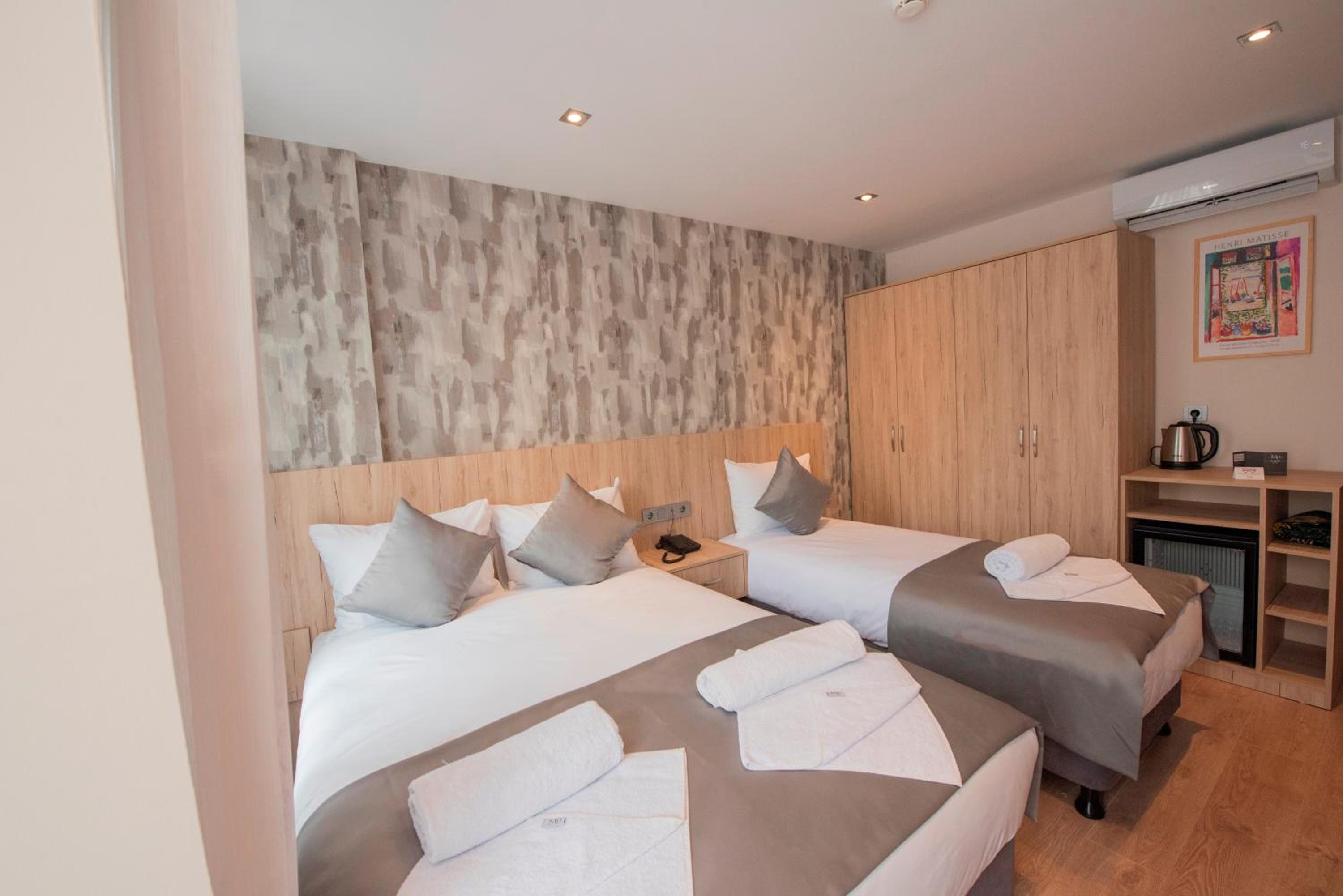 Superior Triple Room photo 2