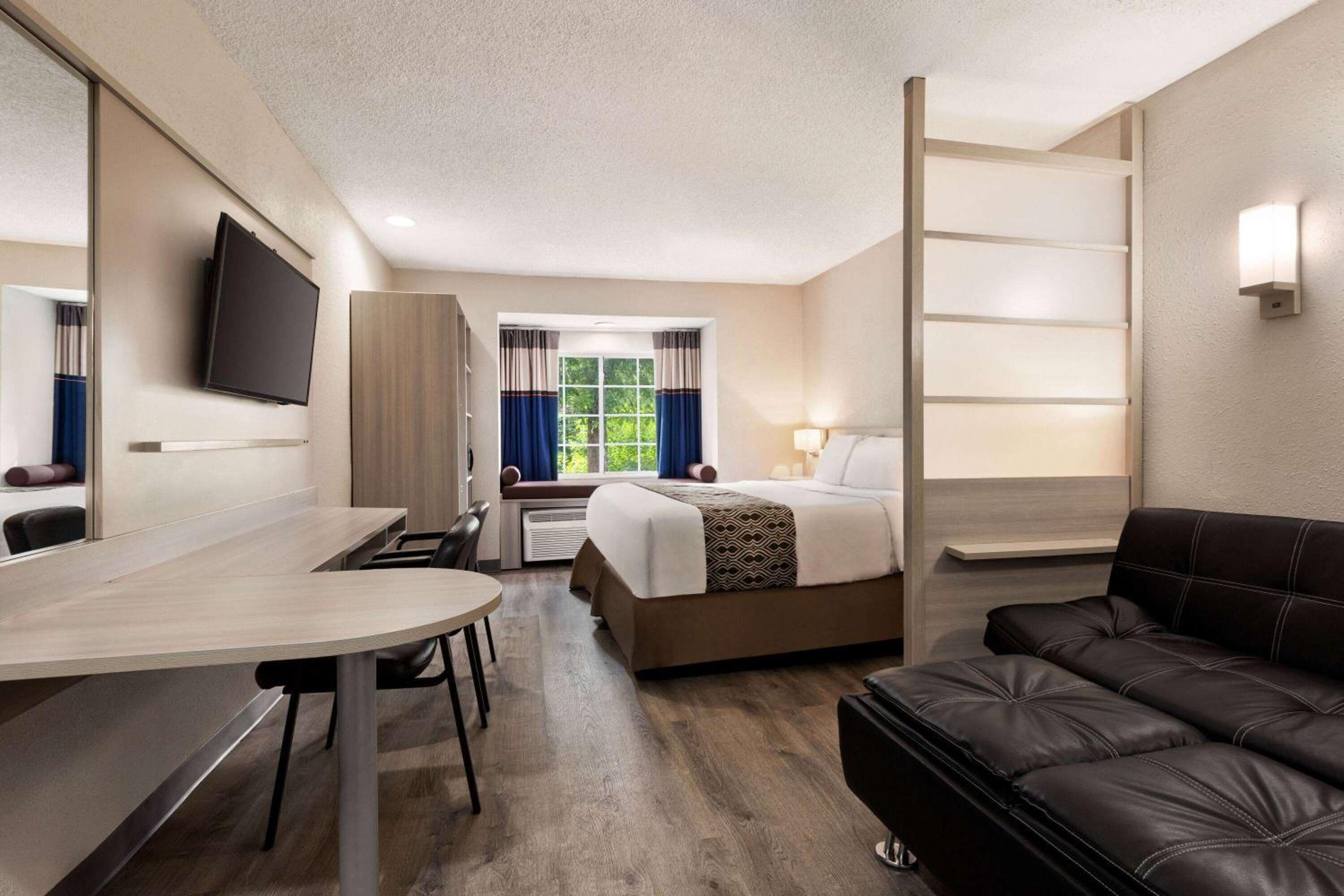 King Suite - Non-Smoking photo 1