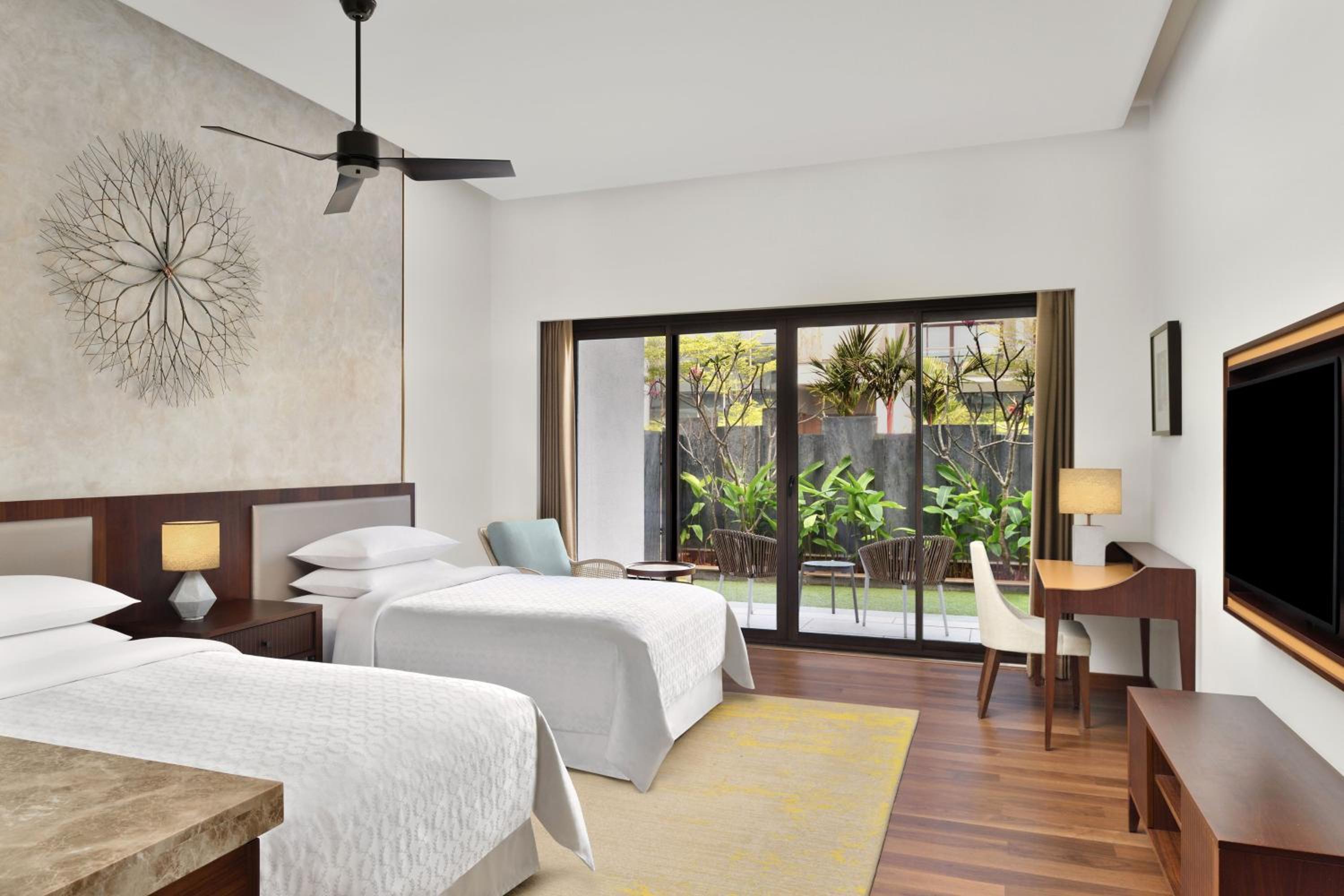 Sea Vew Top Floor Deluxe Guest Room King - Complimentary HiTea by the Beach