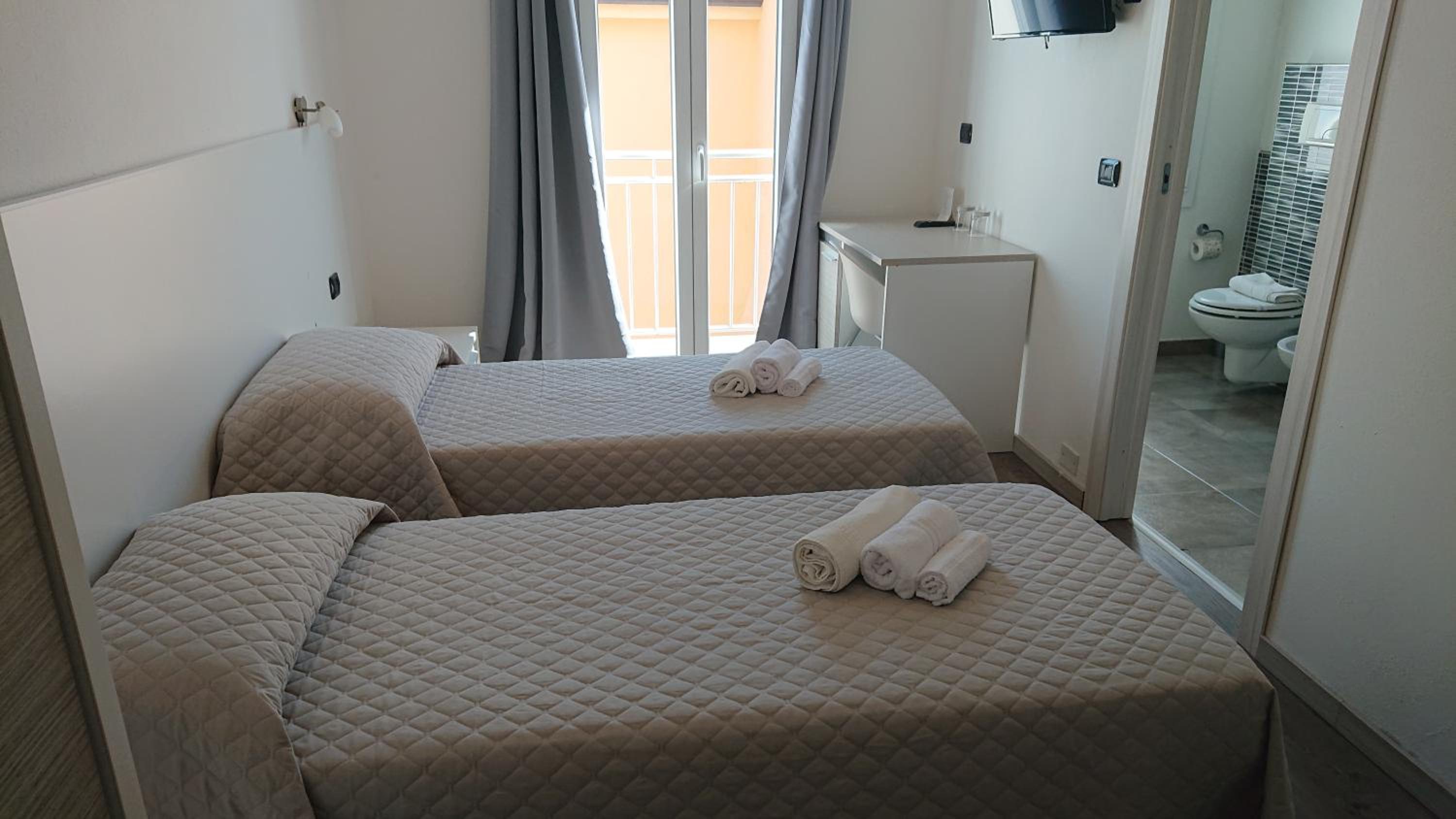 Twin Room with Shower photo 2