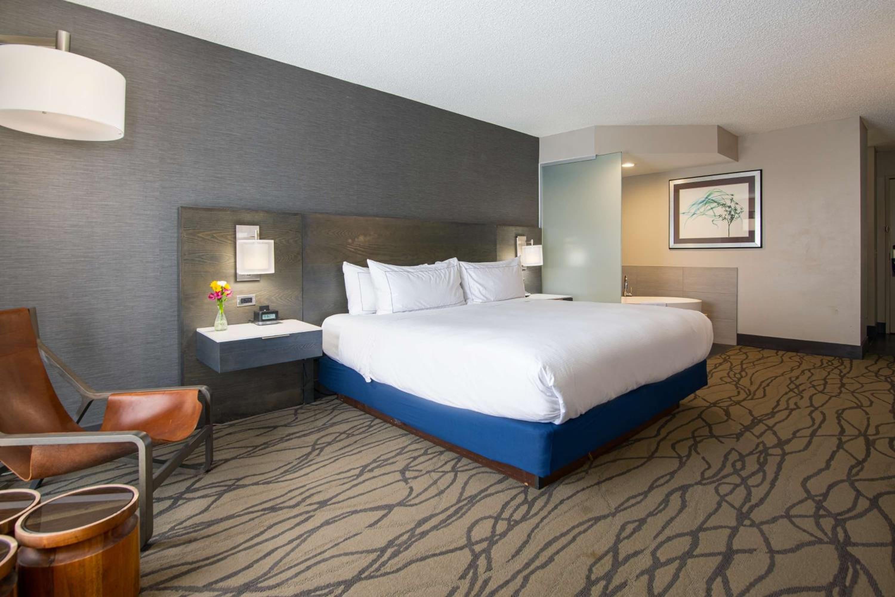 King Room with Soaking Tub and Marina View  photo 1