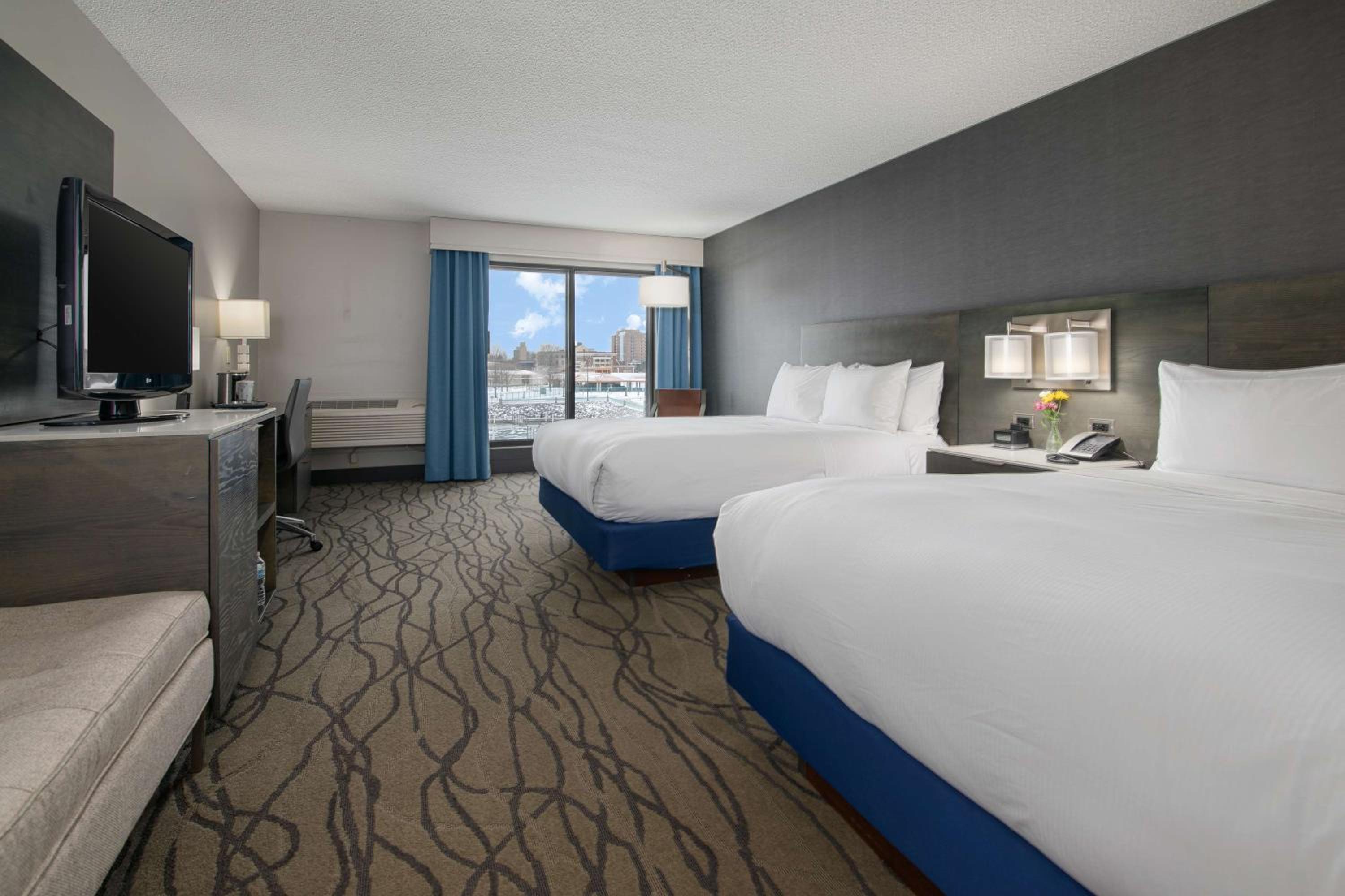 Queen Room with Two Queen Beds and Marina View photo 2