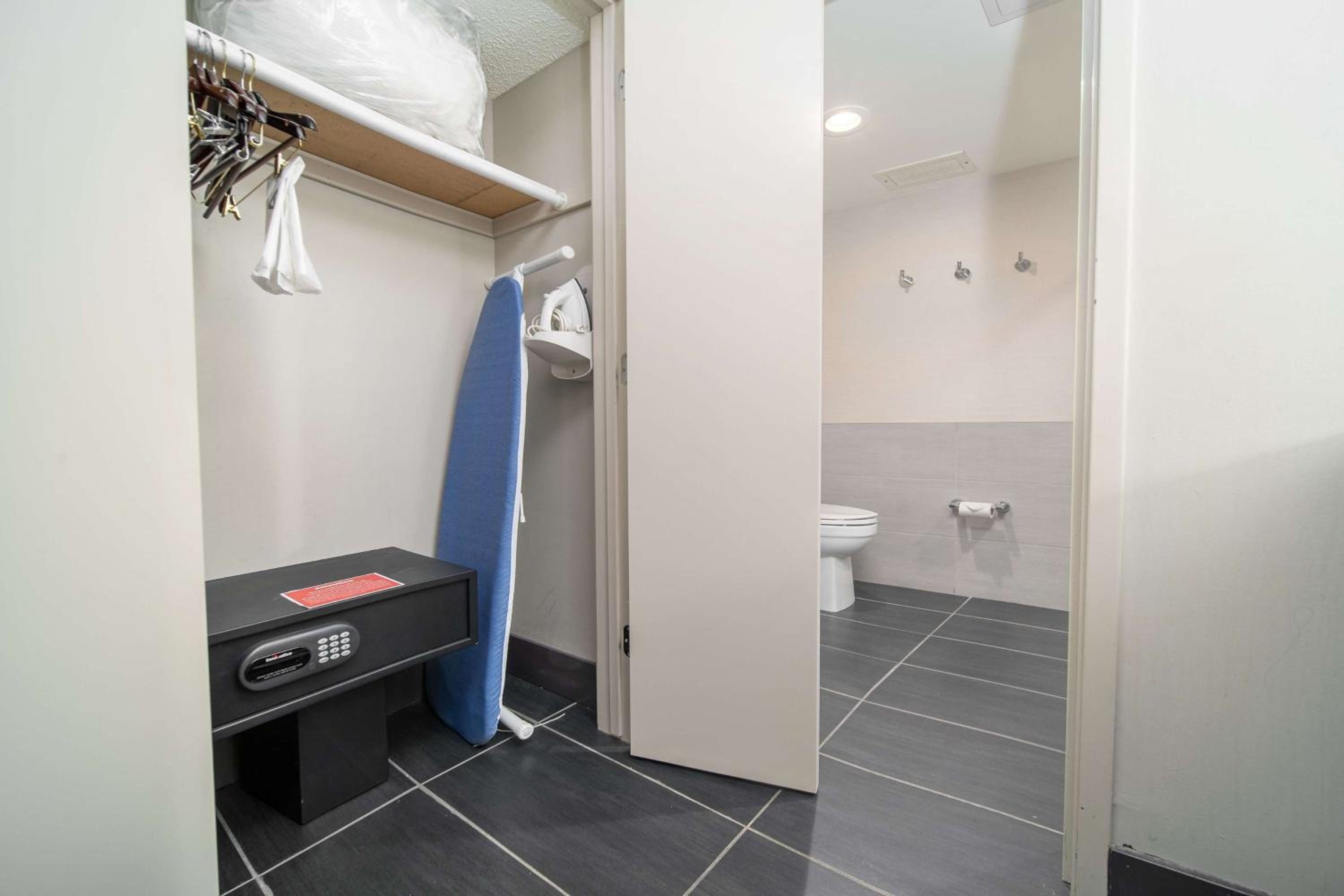 King Room with Soaking Tub and Marina View  photo 3