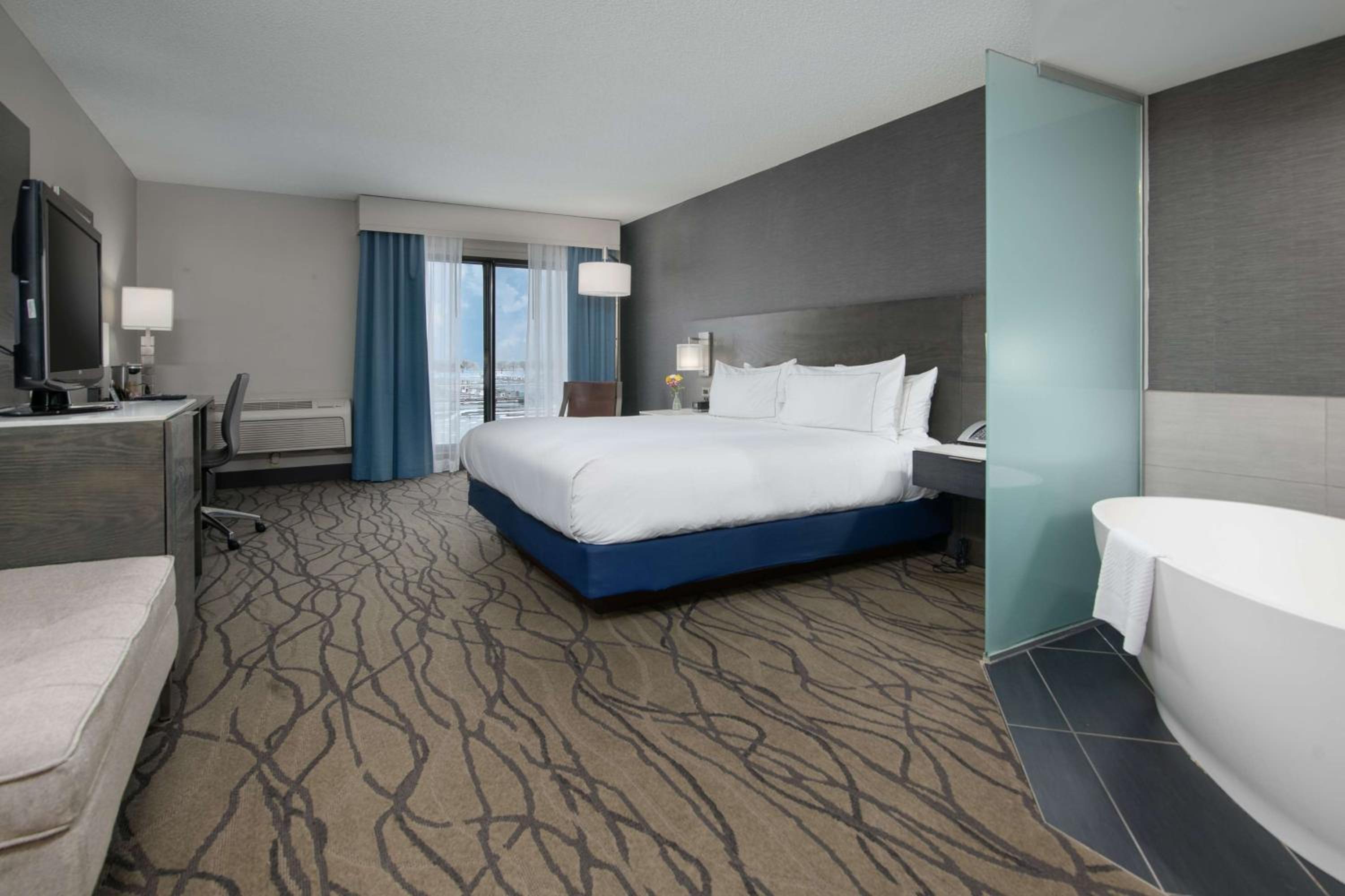 King Room with Soaking Tub and Marina View  photo 2