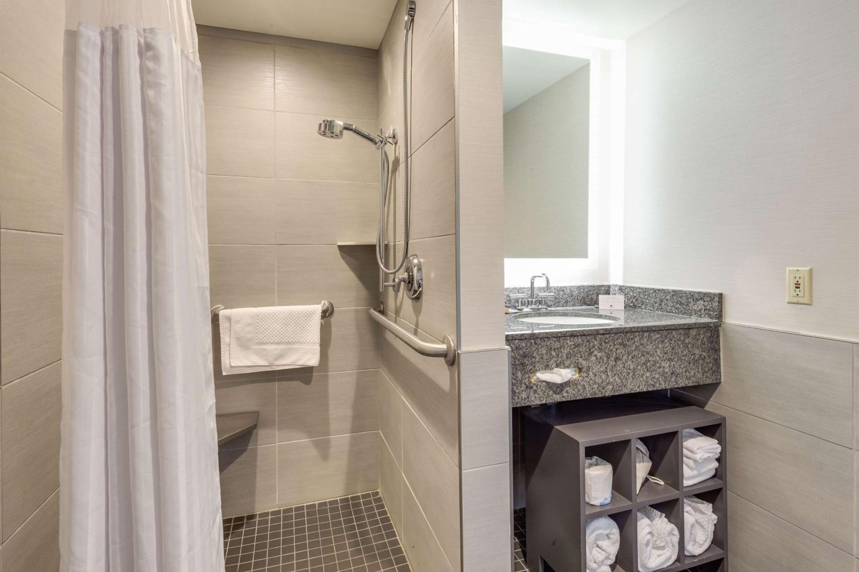 Double Room with Two Double Beds and Roll-in Shower - Mobility Access photo 3