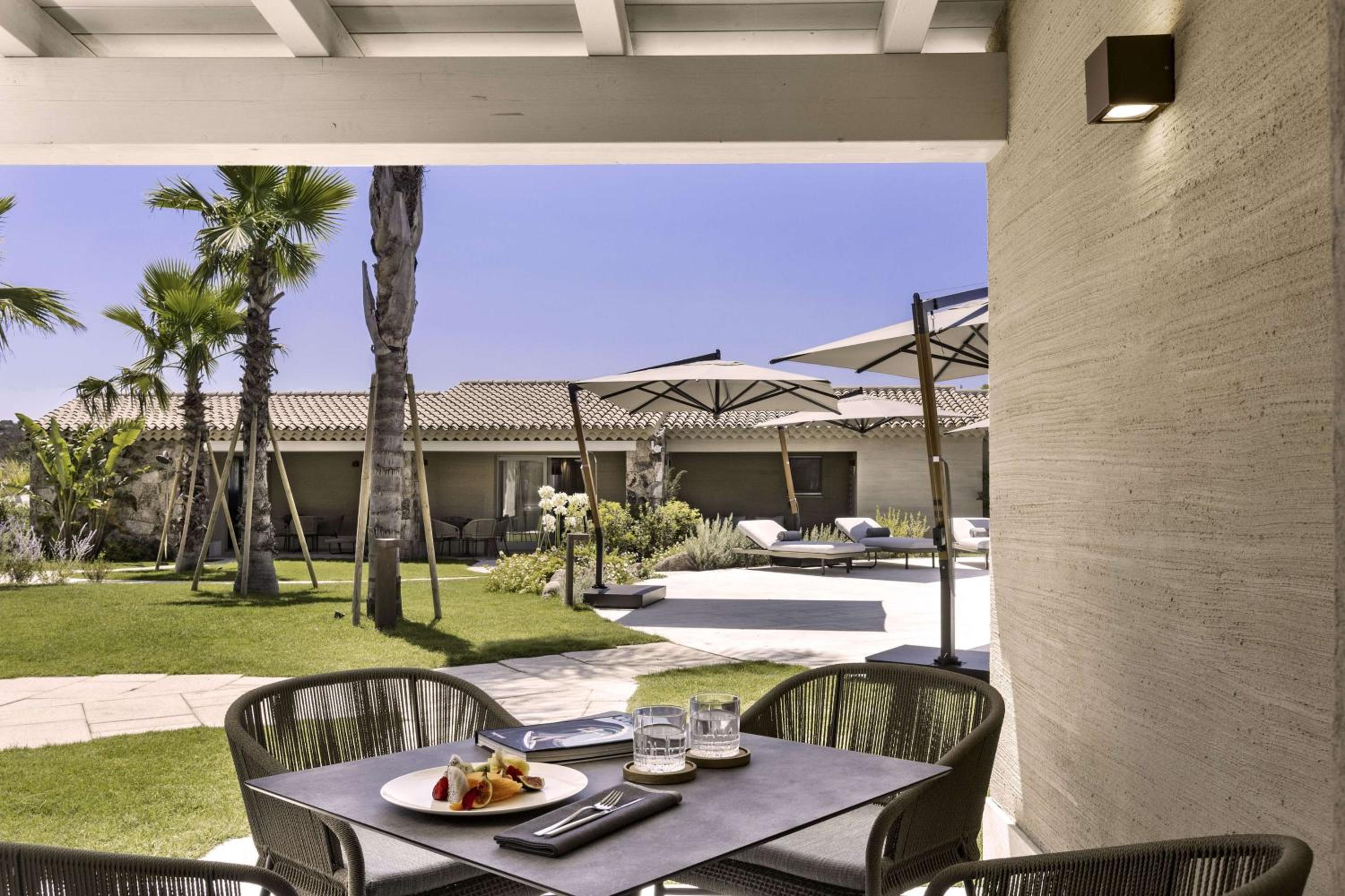 Deluxe King Room with Laguna View Adults only 16+
