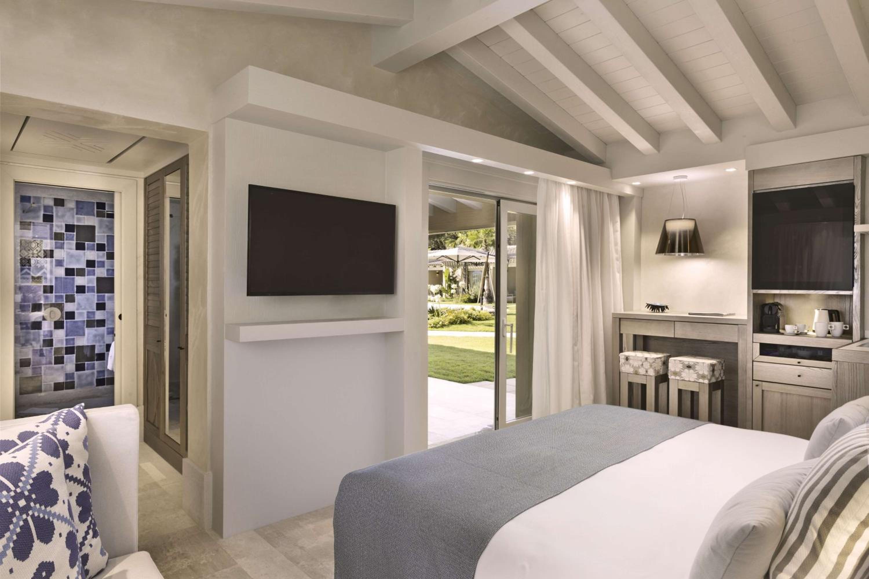 Deluxe King Room with Laguna View Adults only 16+