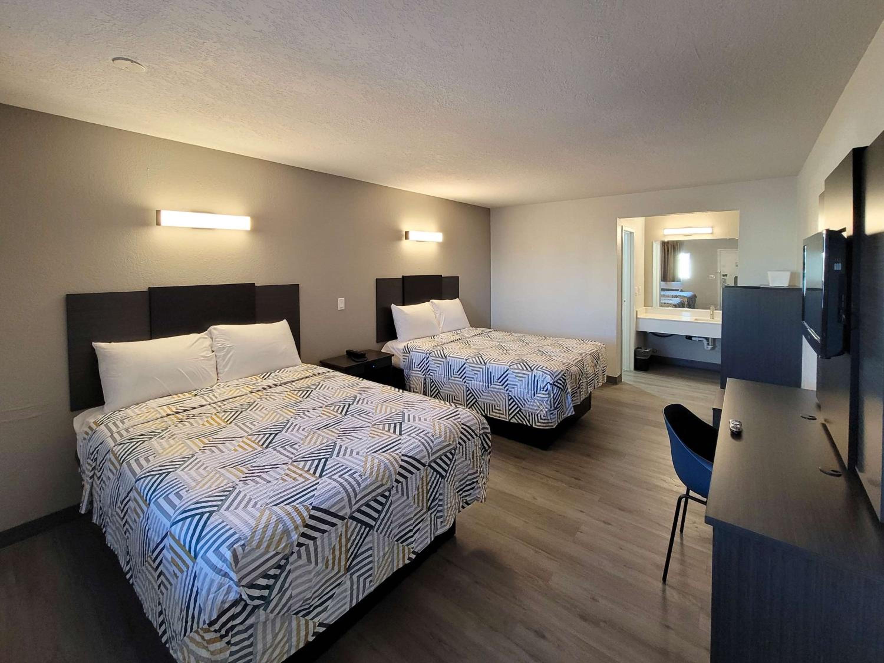 Queen Room with Two Queen Beds - Non-Smoking - Photo 2