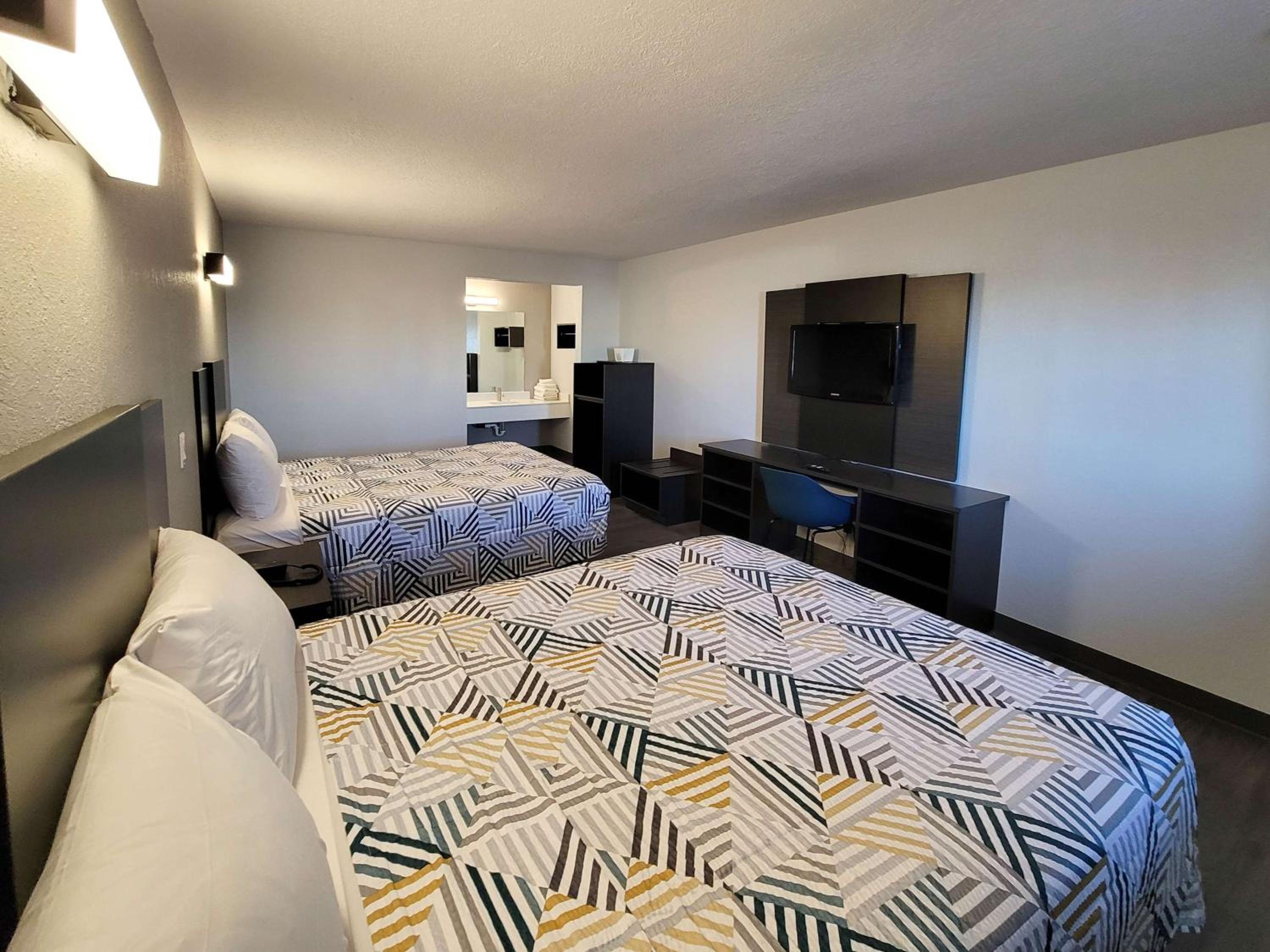 Queen Room with Two Queen Beds - Non-Smoking - Photo 3