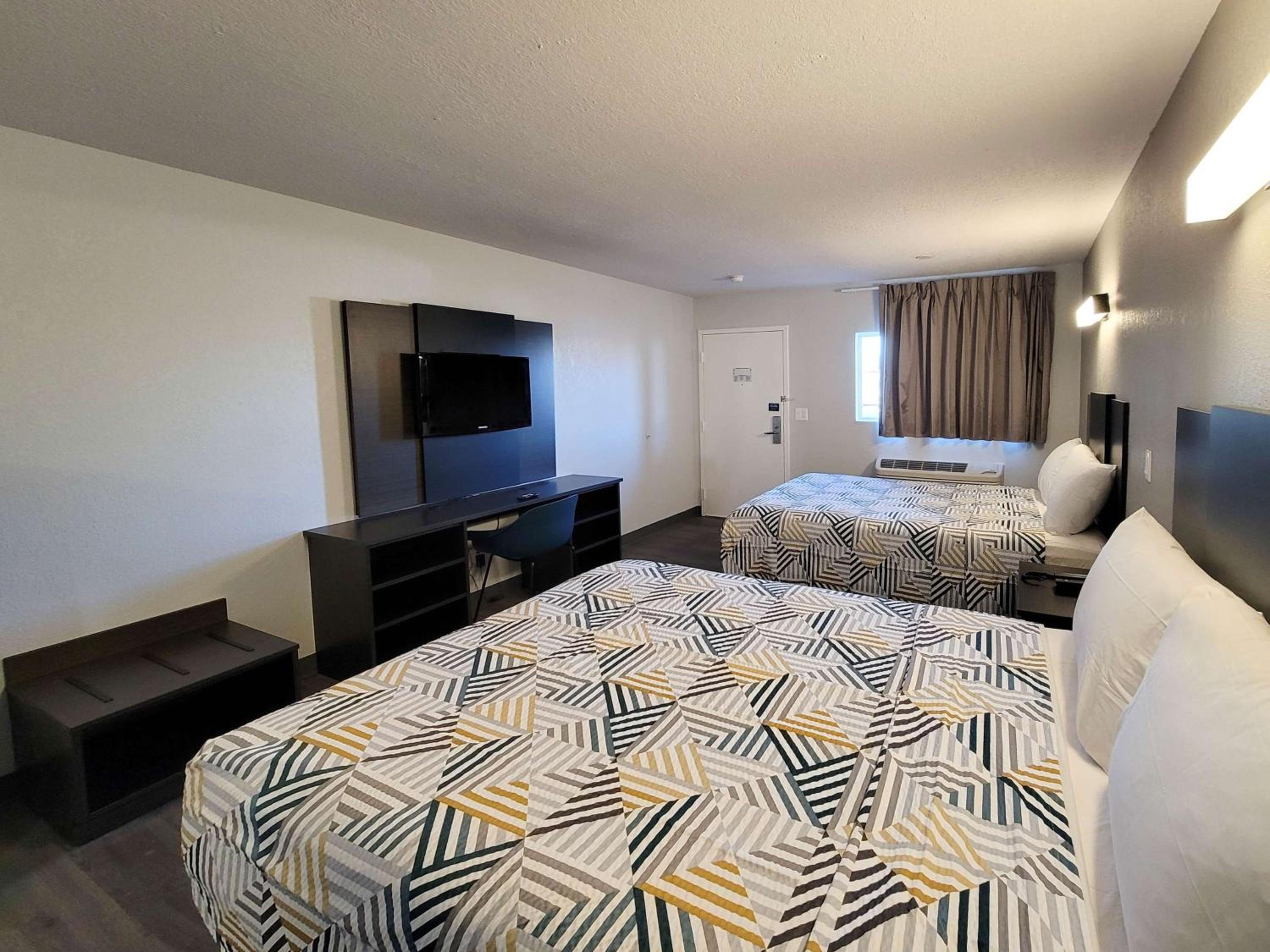 Queen Room with Two Queen Beds - Non-Smoking - Photo 4