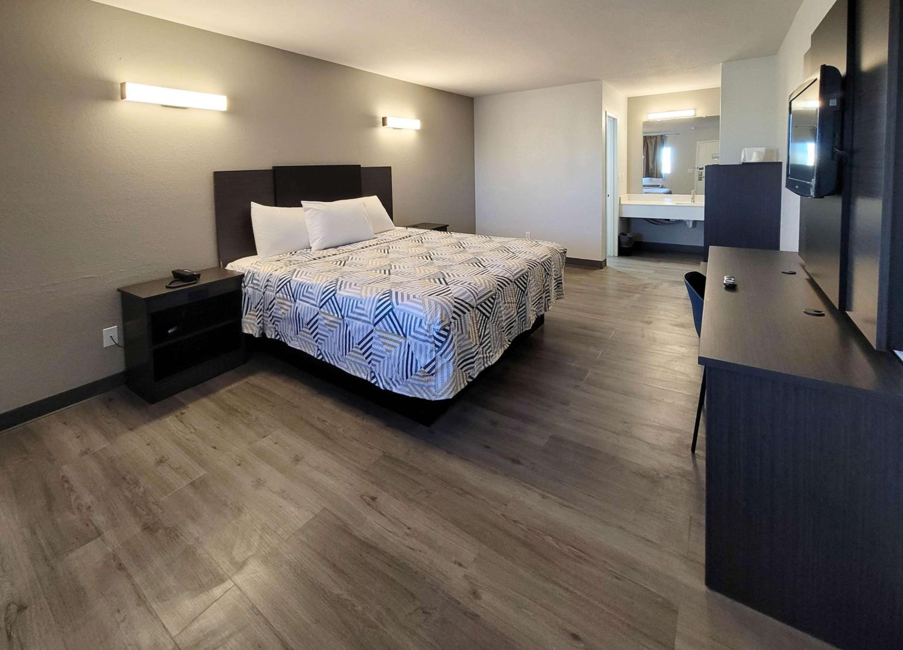 King Room - Non-Smoking - Photo 3