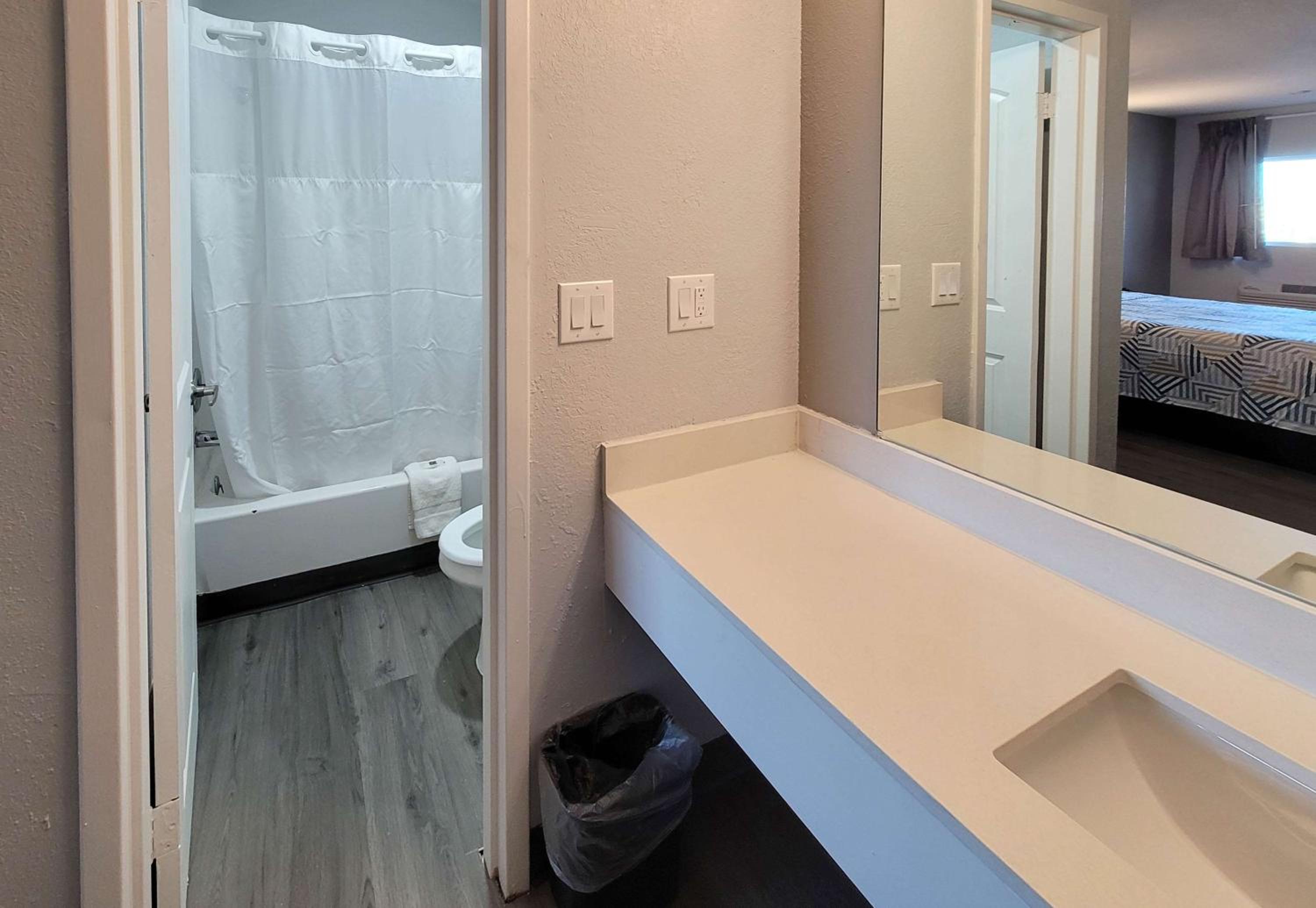 King Room - Non-Smoking - Photo 2
