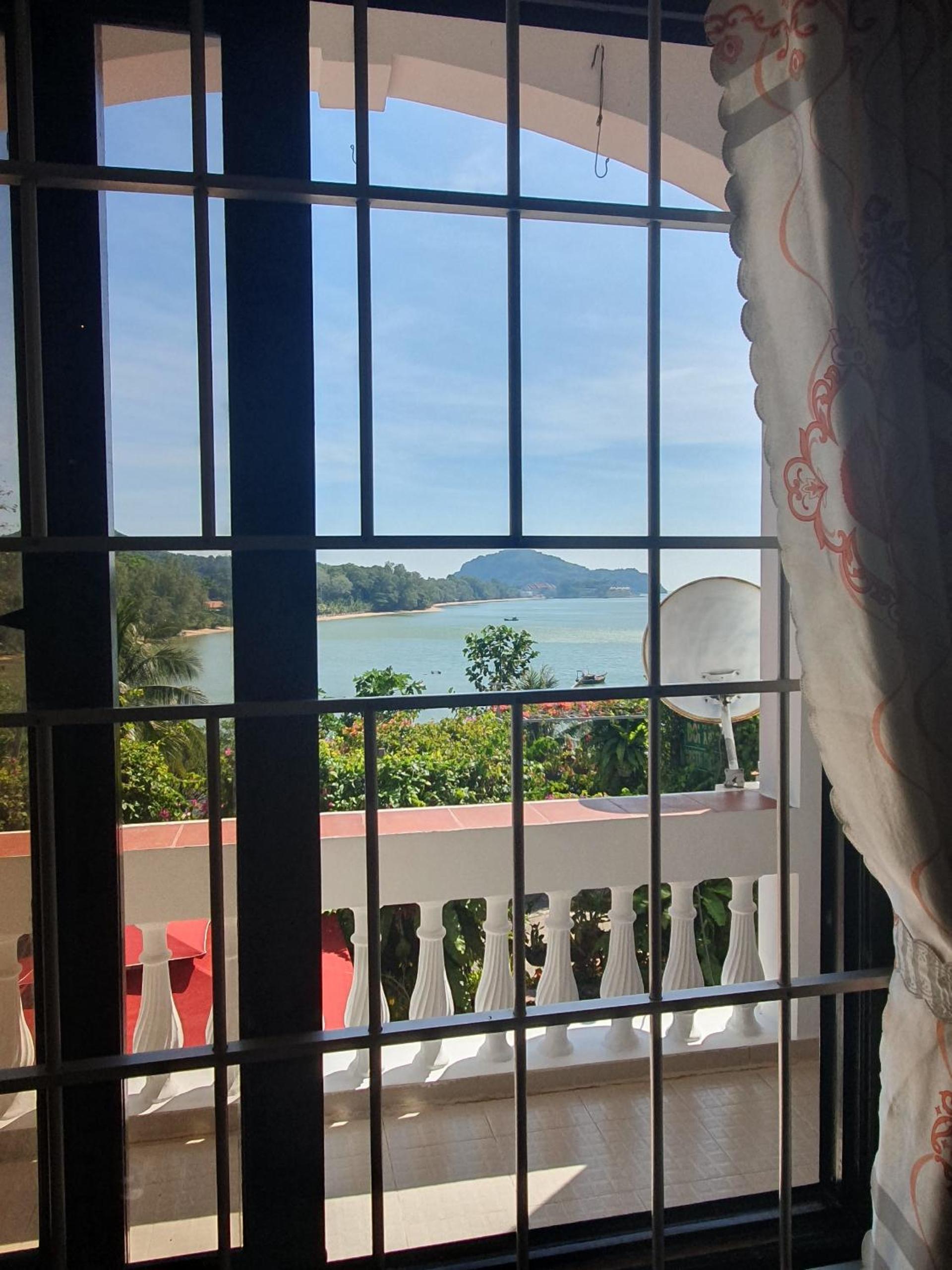 Double or Twin Room with Sea View photo 3