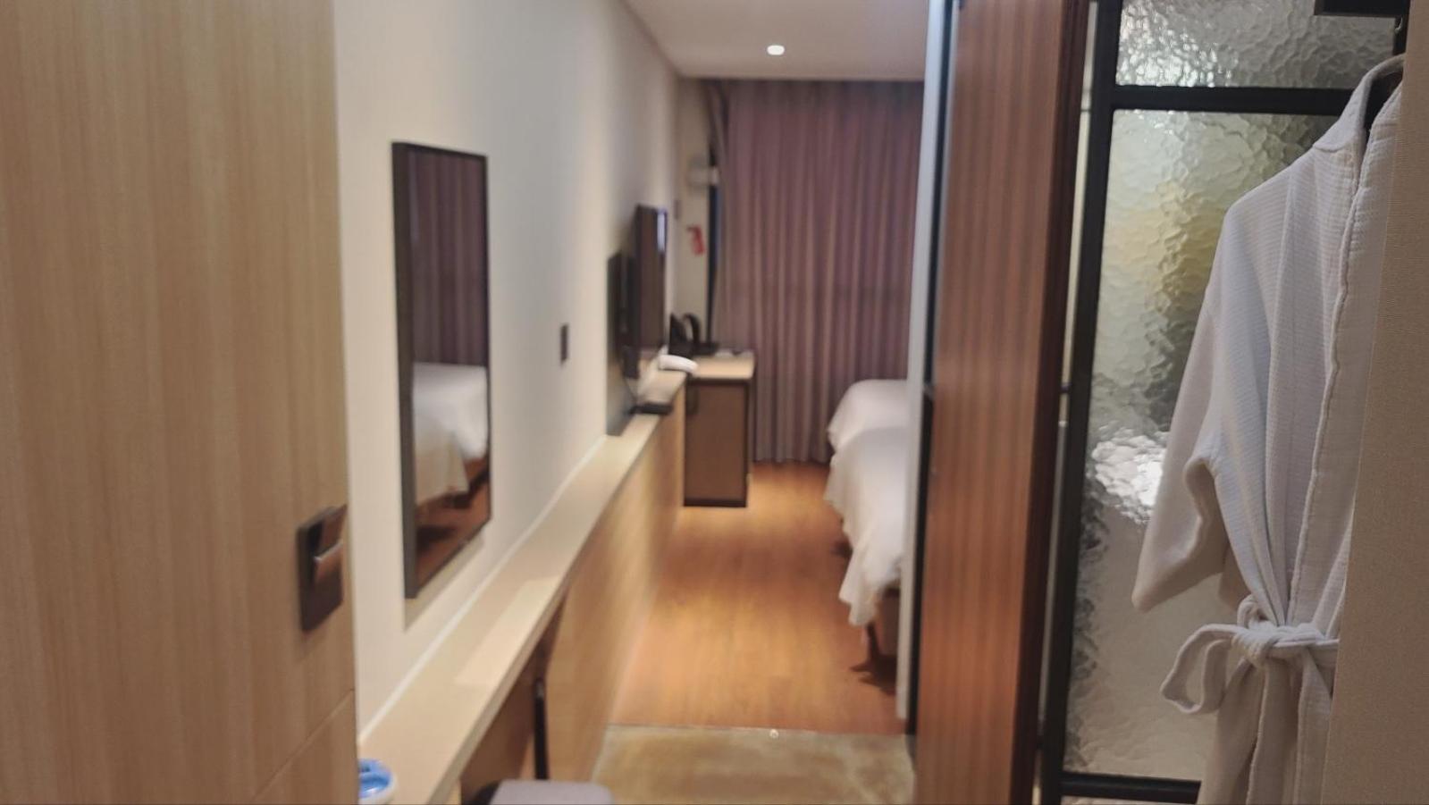Standard Twin Room with Sea View - Photo 6
