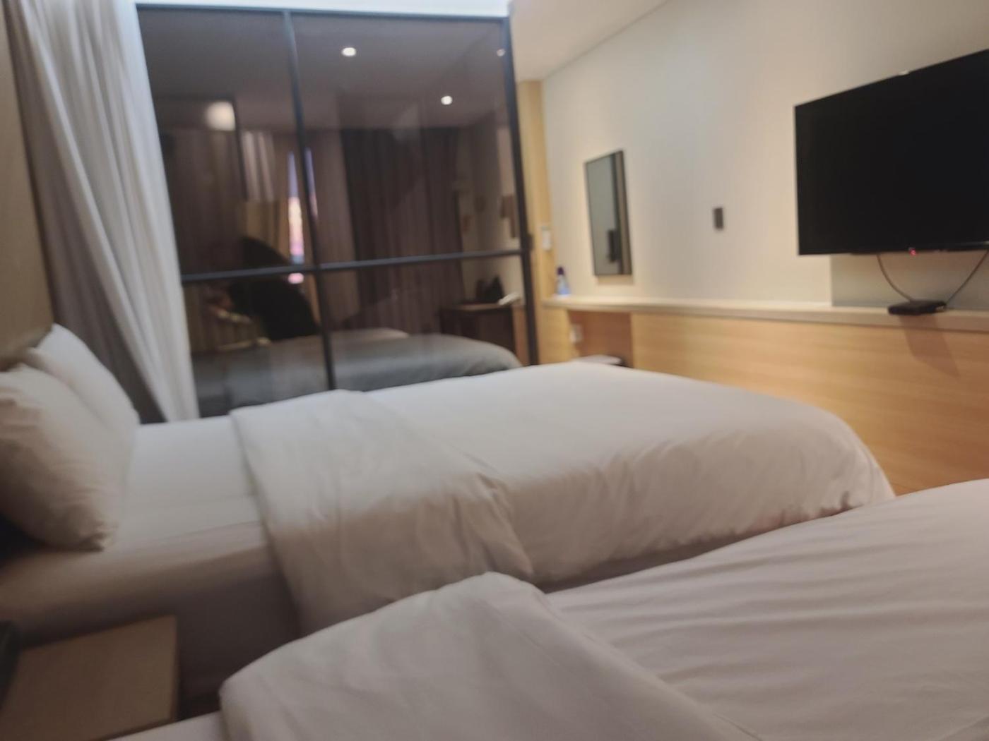 Standard Twin Room with Sea View - Photo 5