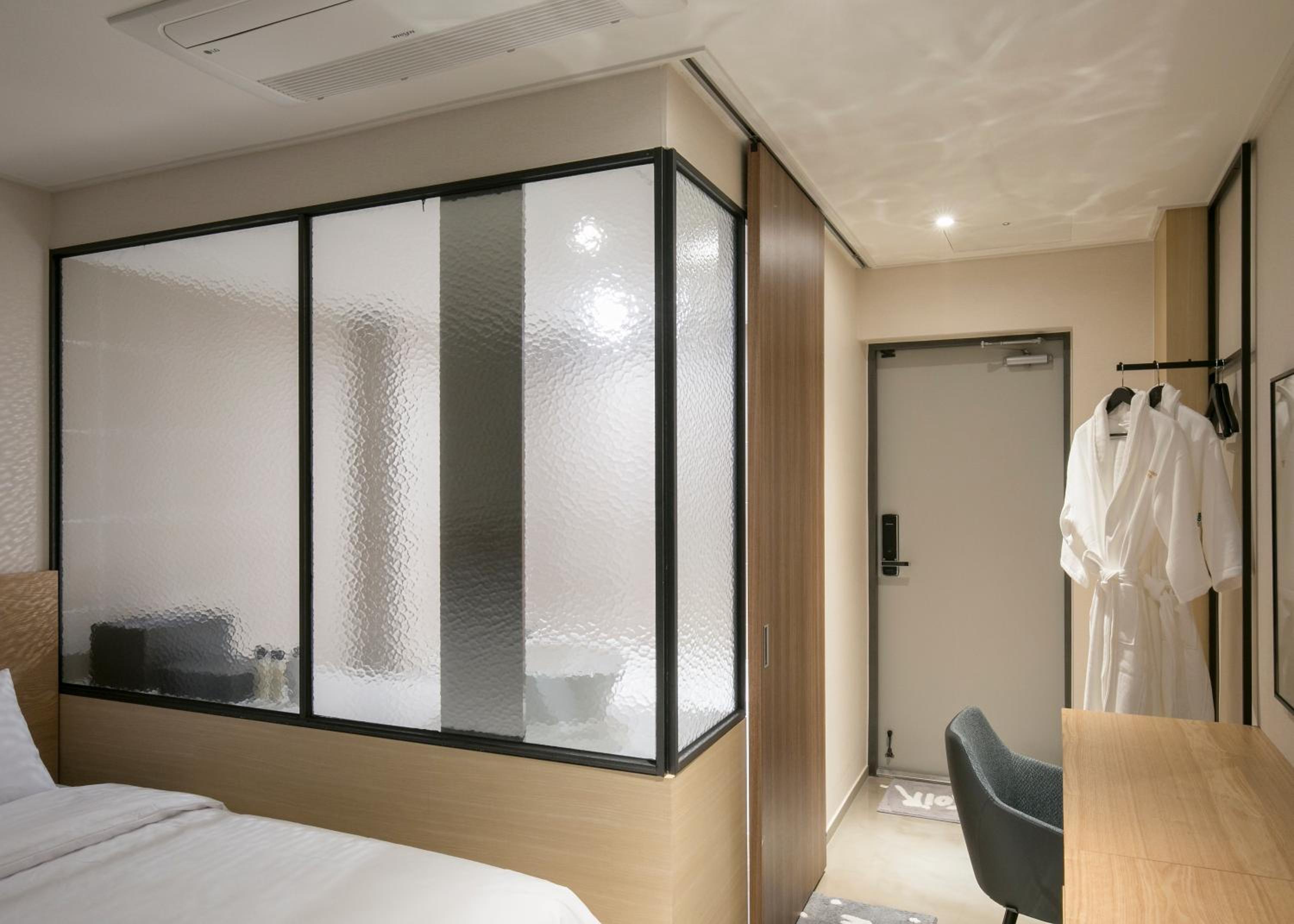 Standard Twin Room with Ferris wheel View - Photo 2
