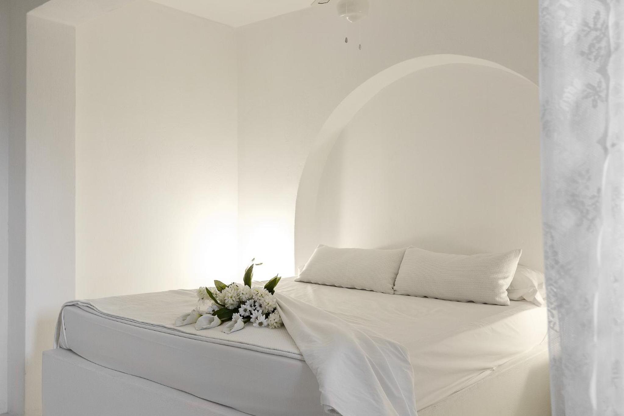 White Katikia Two-Bedroom Apartment - Split Level - Photo 1