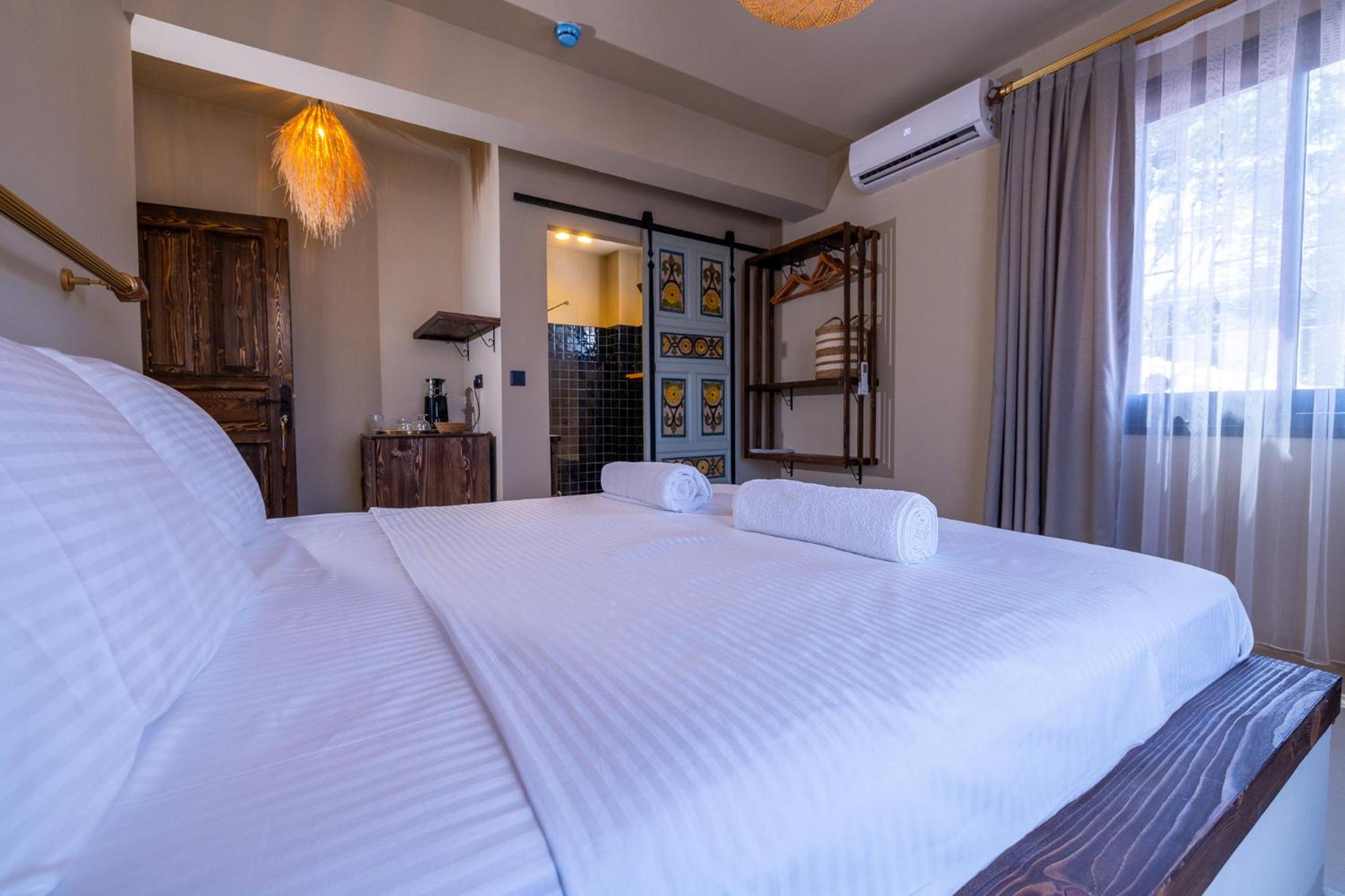 Deluxe Double Room (2 Adults + 1 Child) photo 1