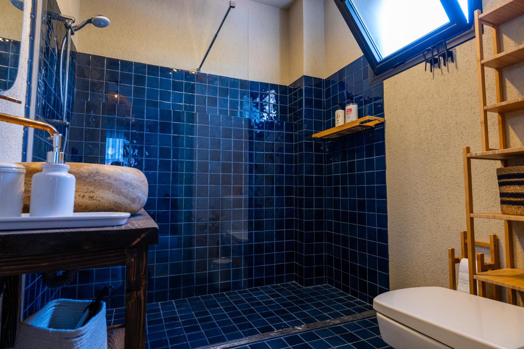 Deluxe Double Room (2 Adults + 1 Child) photo 3