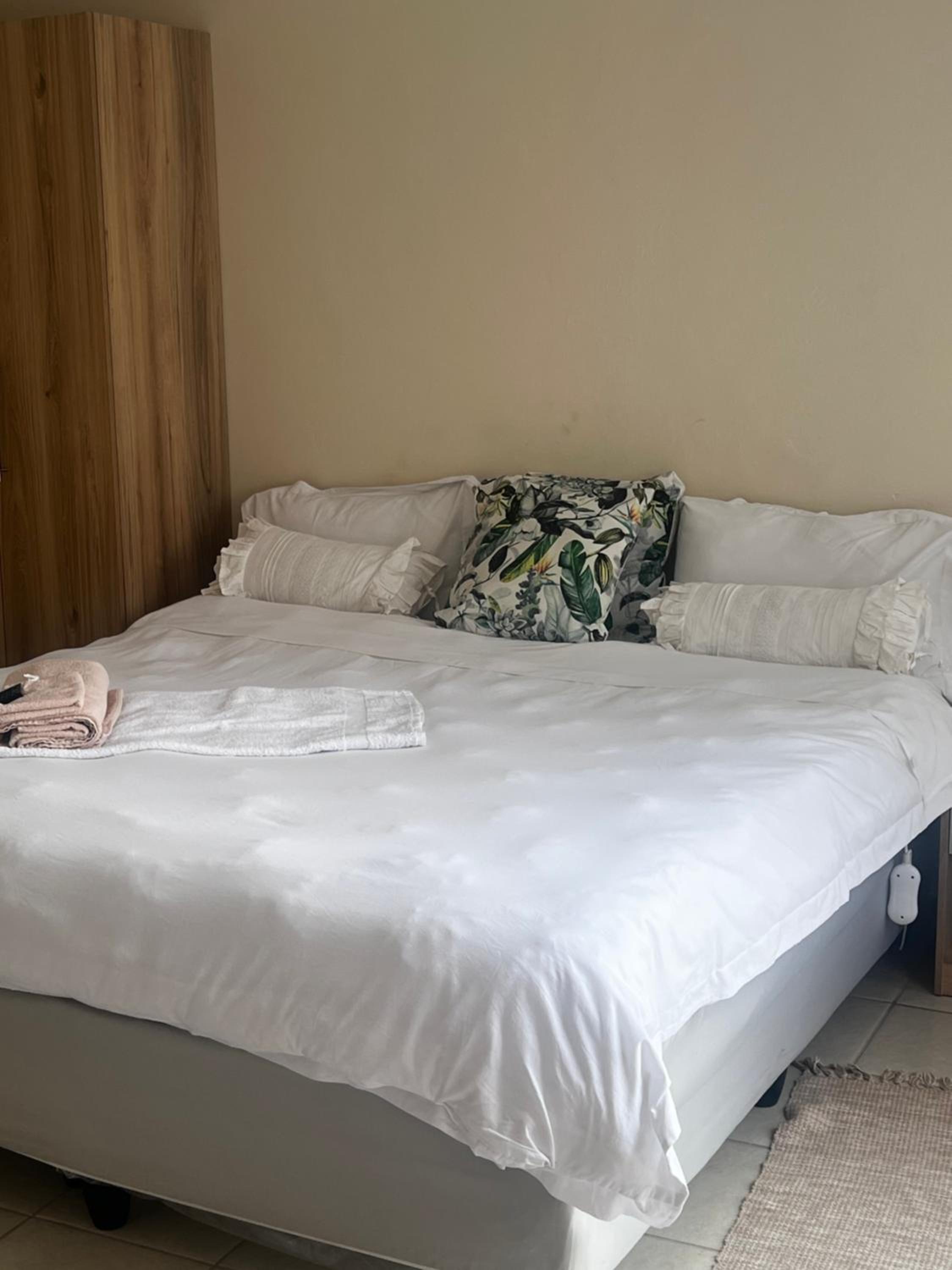 Deluxe Double or Twin Room with Pool Access photo 1